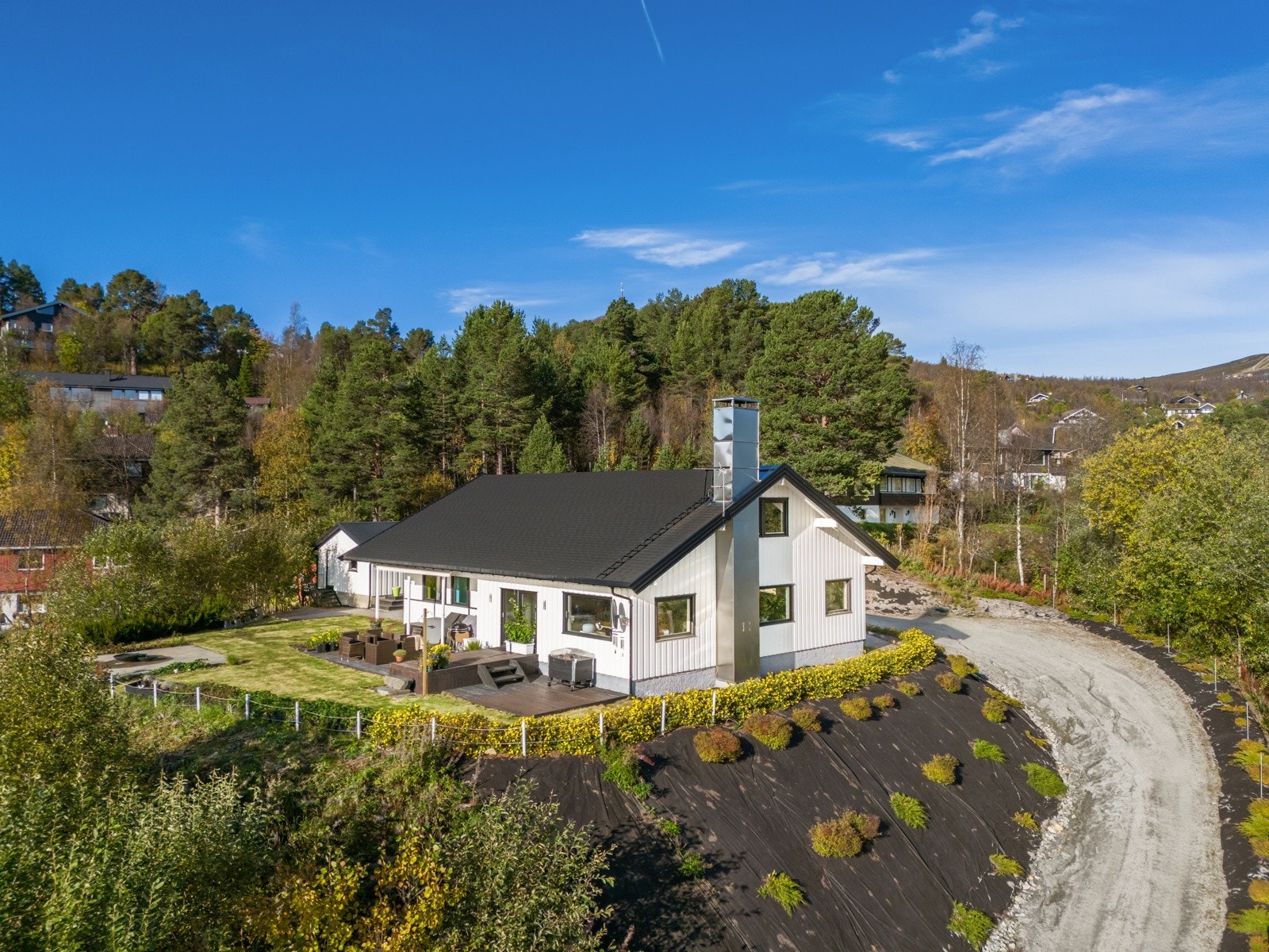 Tomten er i nyere tid oppgradert. Oppkjøringen er lekker med beplantning og lys opp til eiendommen. Galleribilde