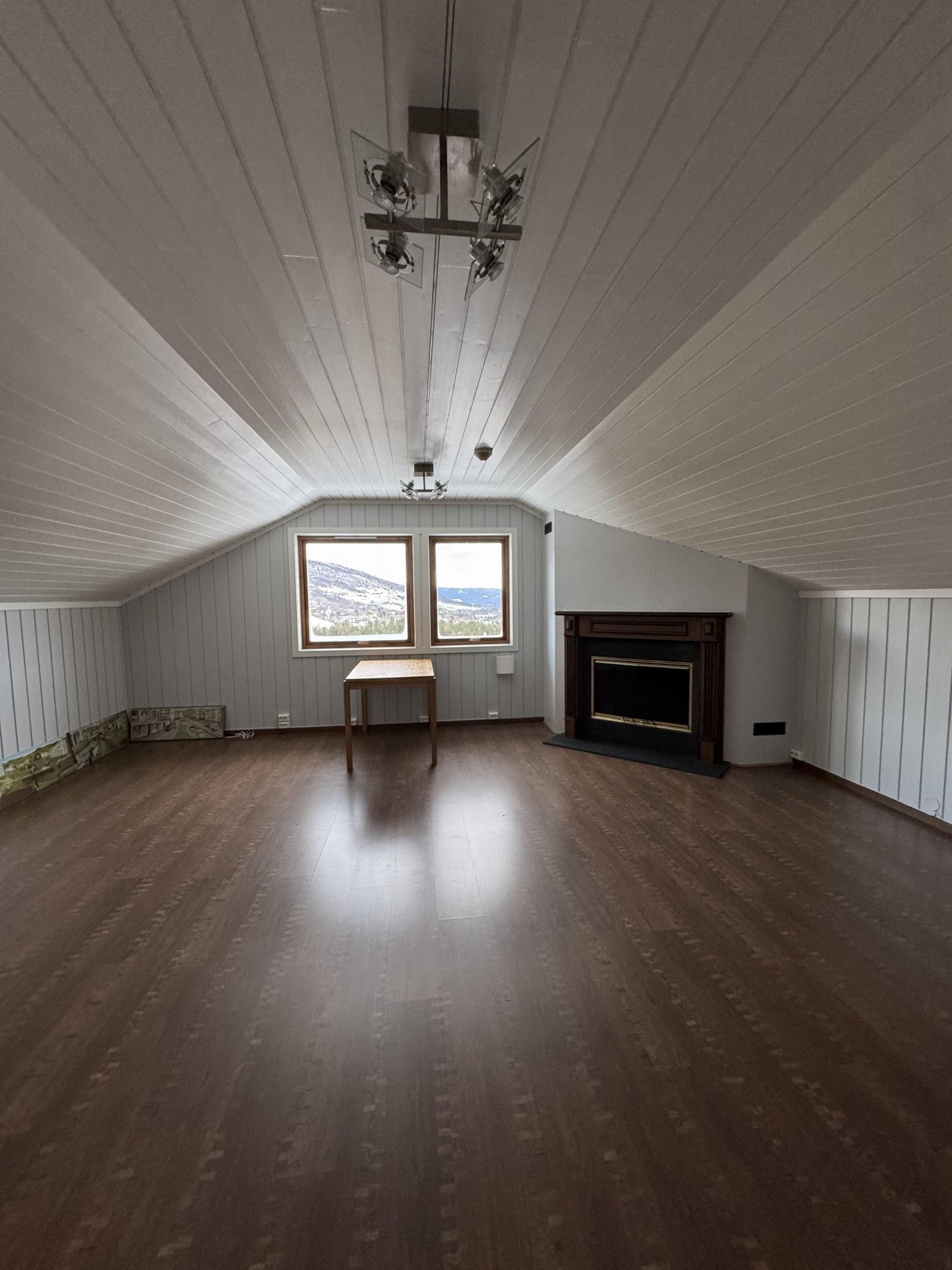 Stort rom i øverste etasje med lekker peis. Galleribilde