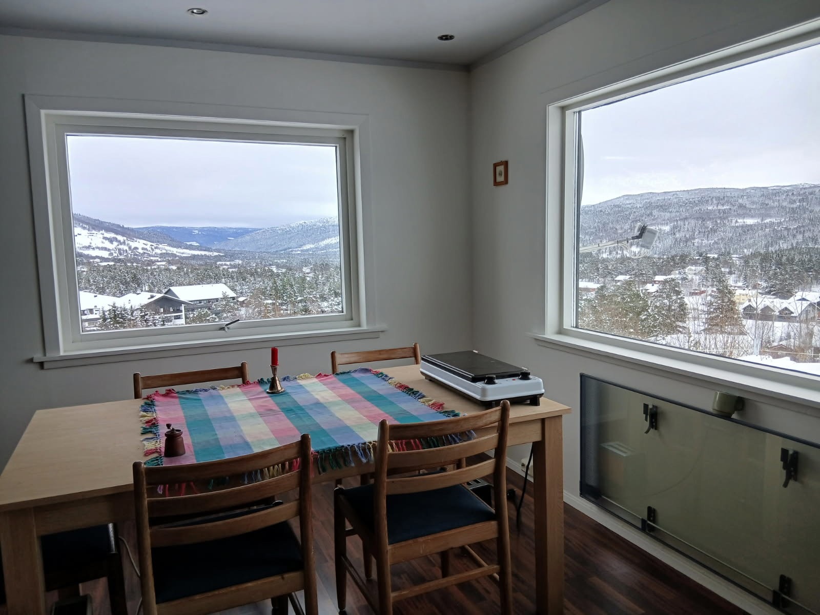 Direkte fra kjøkkenet er det et stort område som kan innredes med spisestue. Her er det lekker utsikt østover. Galleribilde