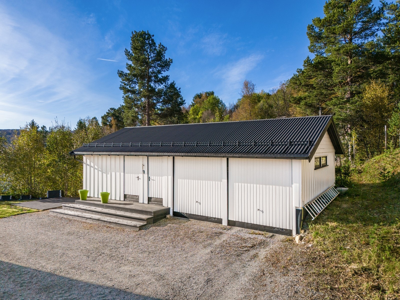 I dobbelgarasjen er det godt med plass til å ha bilen året rundt. Det er også ekstra oppbevaring og muligheter for å preppe ski. Galleribilde