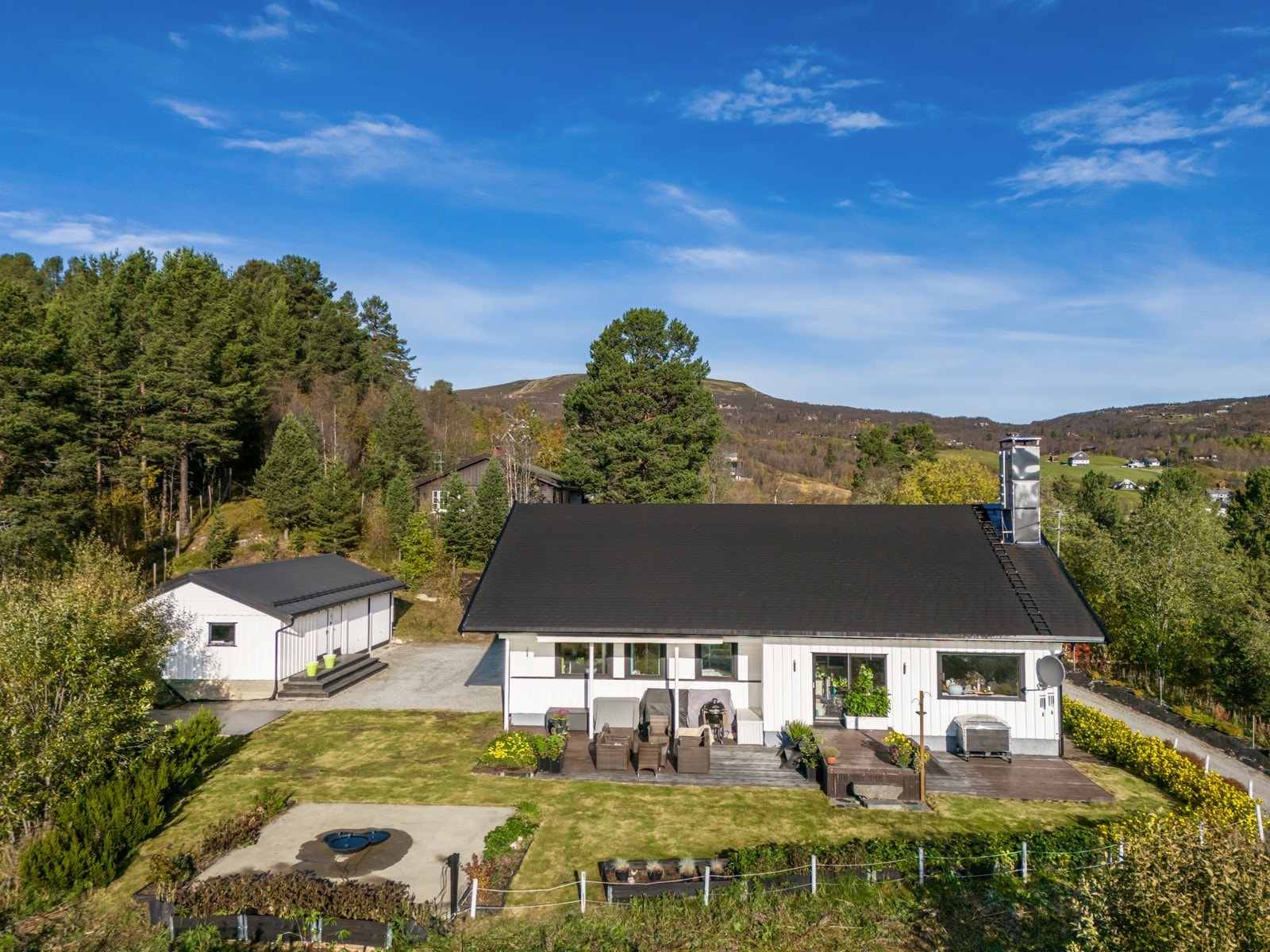 Et pent opparbeidet uteområde med flere hyggelige soner utenfor. Galleribilde