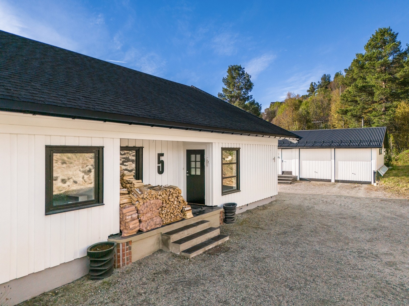 Boligen har et stort inngangsparti med direkte adkomst til entréen med to innvendige boder. Galleribilde