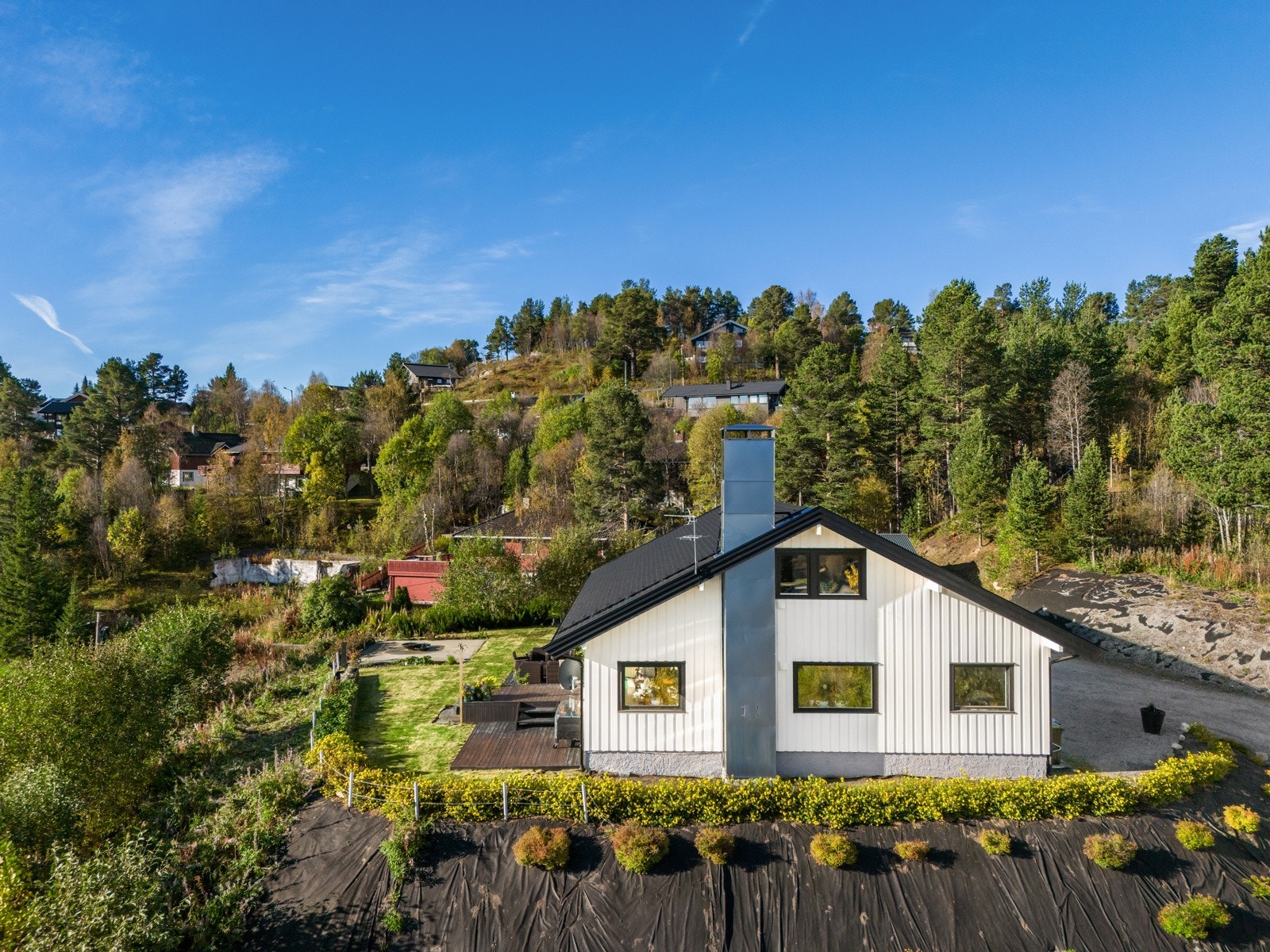 Pipeløpet gjør at boligen har peis i begge etasjer, dette varmer godt. Galleribilde