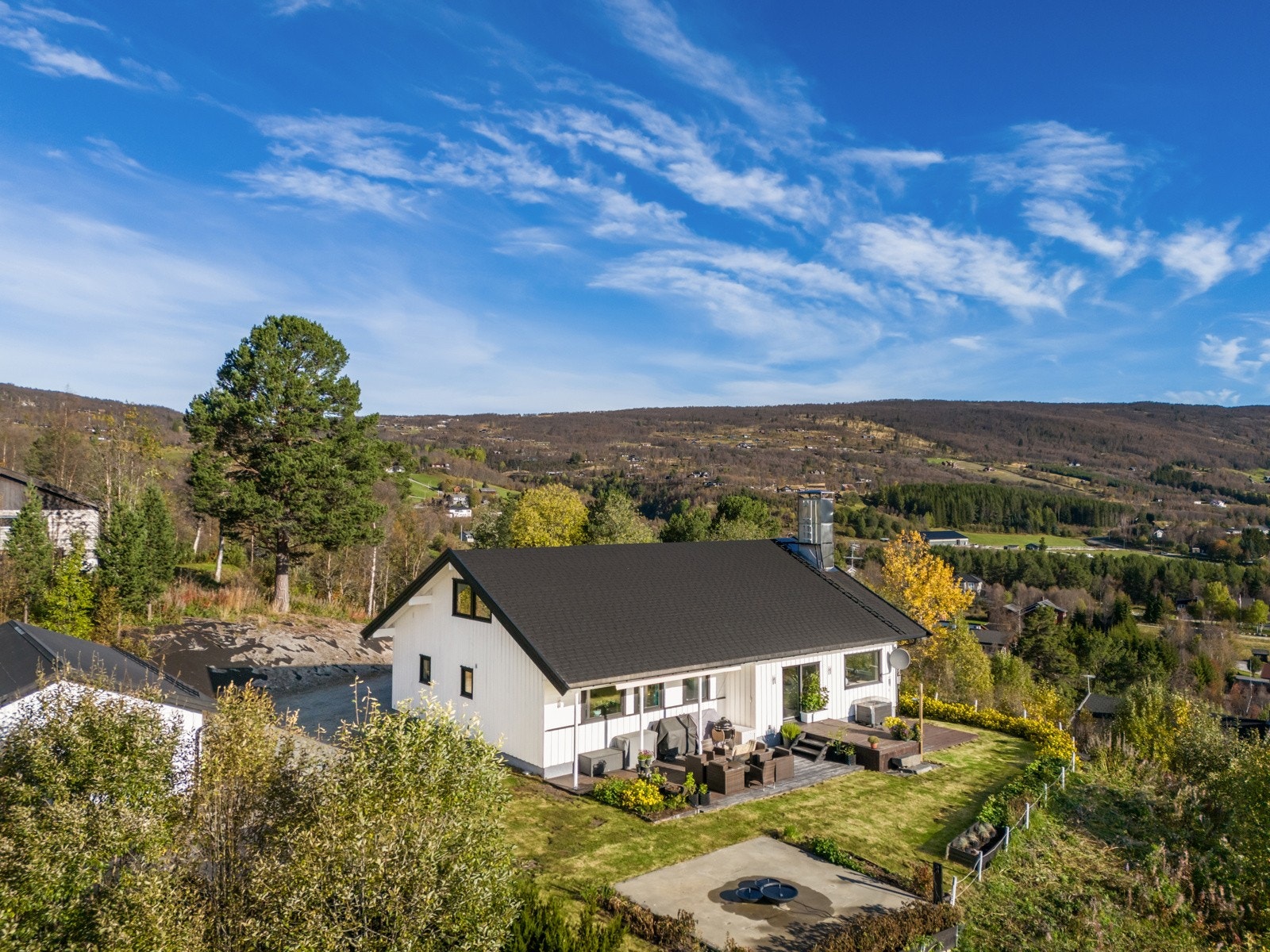 Boligen har gode solforhold og en stor opparbeidet tomt. Galleribilde