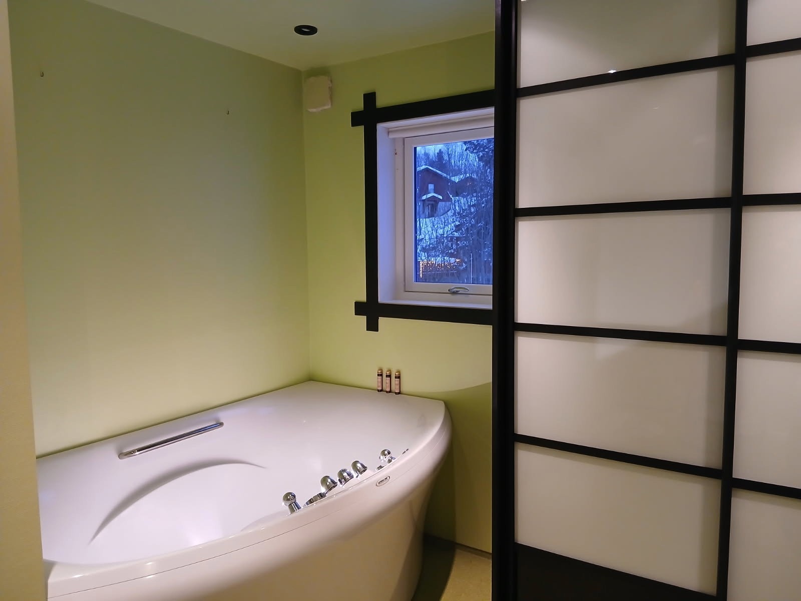 Boblebad, dusj og vaskerom i naborom. Begge baderom er fra 2010 og har varmekabler og elektriske vifter. Galleribilde