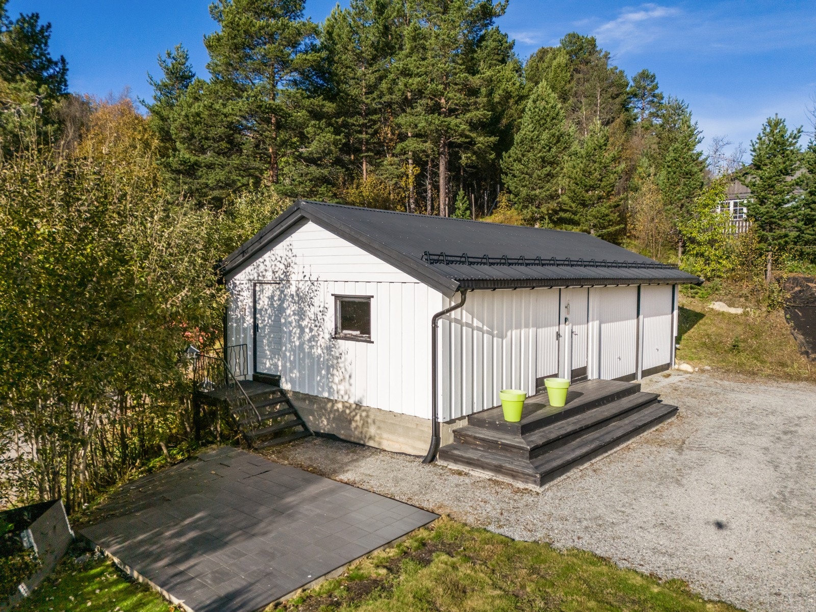 Fra siden av garasjen er det inngang til bod nr. 2 i garasjen. I dag brukt som smørebod. Galleribilde