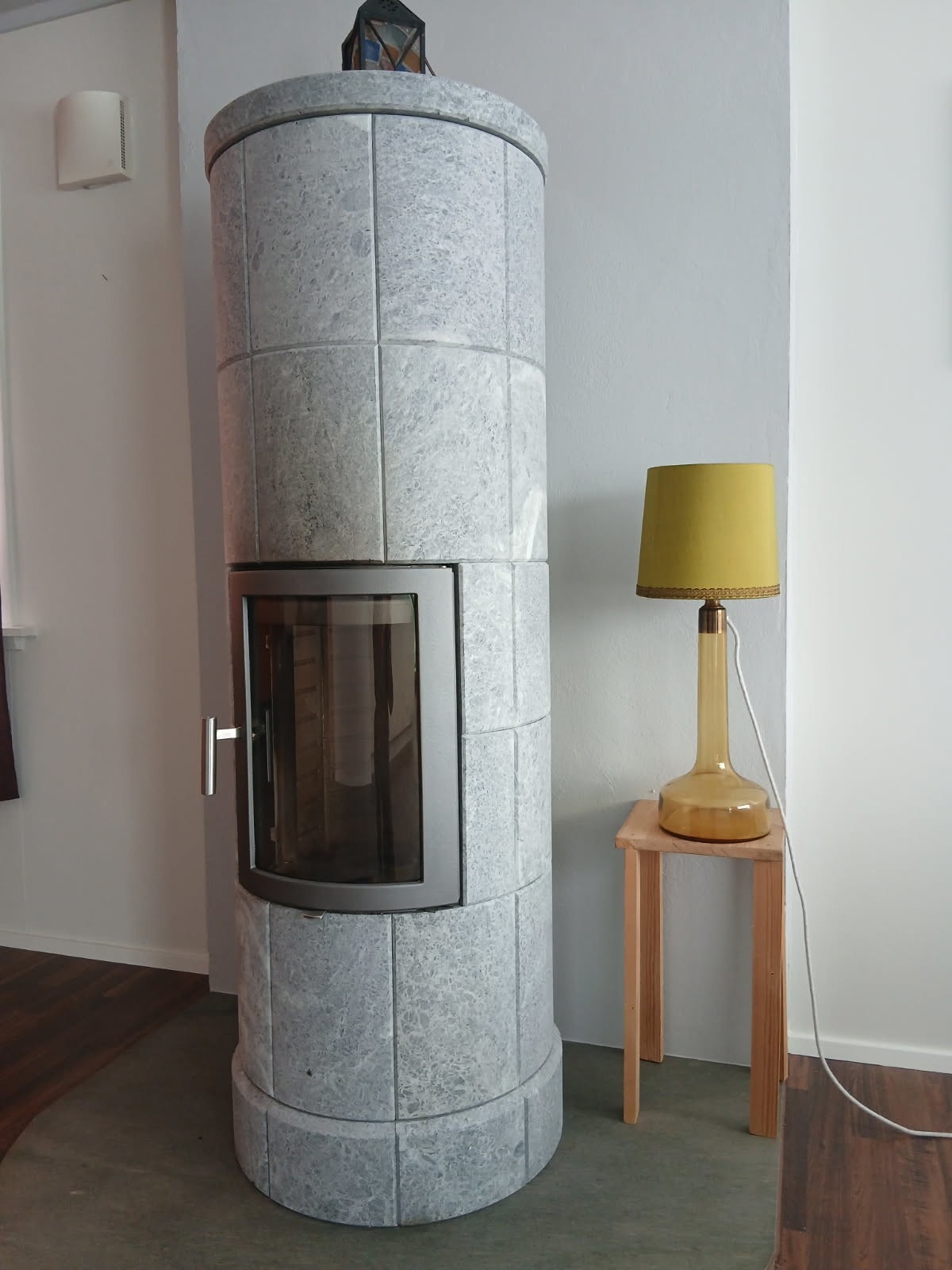 Peis i stue - første etasje. Denne ble oppgradert i 2023. Galleribilde