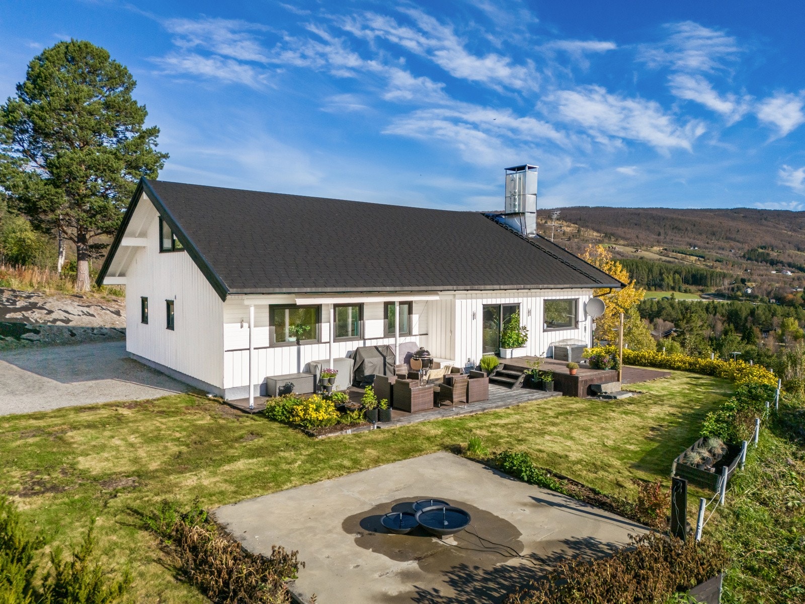 I direkte adkomst fra kjøkkenet finner man en stor terrasse og lekker hage. Galleribilde