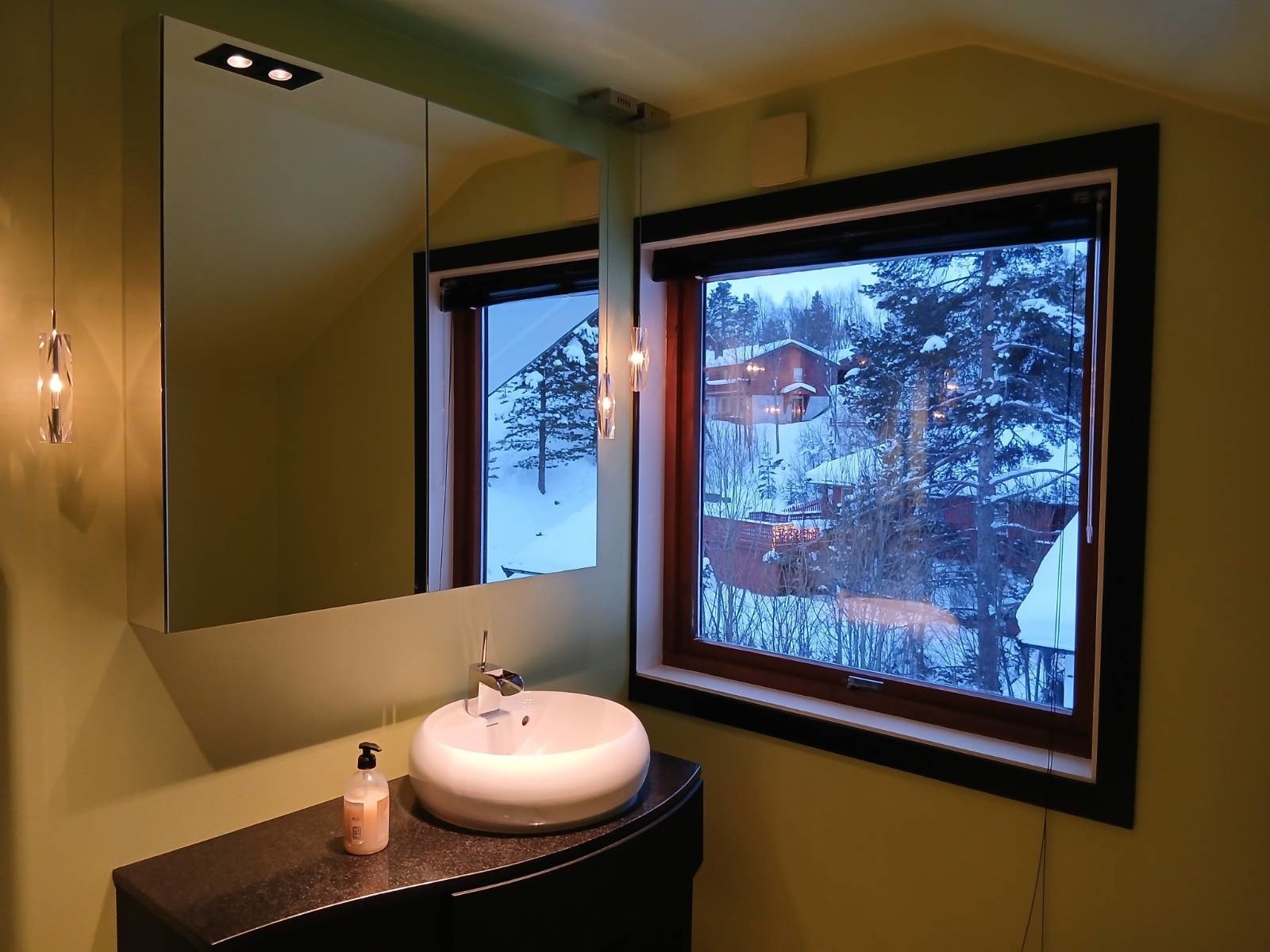 Badet i 2 etasje har direkte adkomst fra hovedsoverommet. Galleribilde