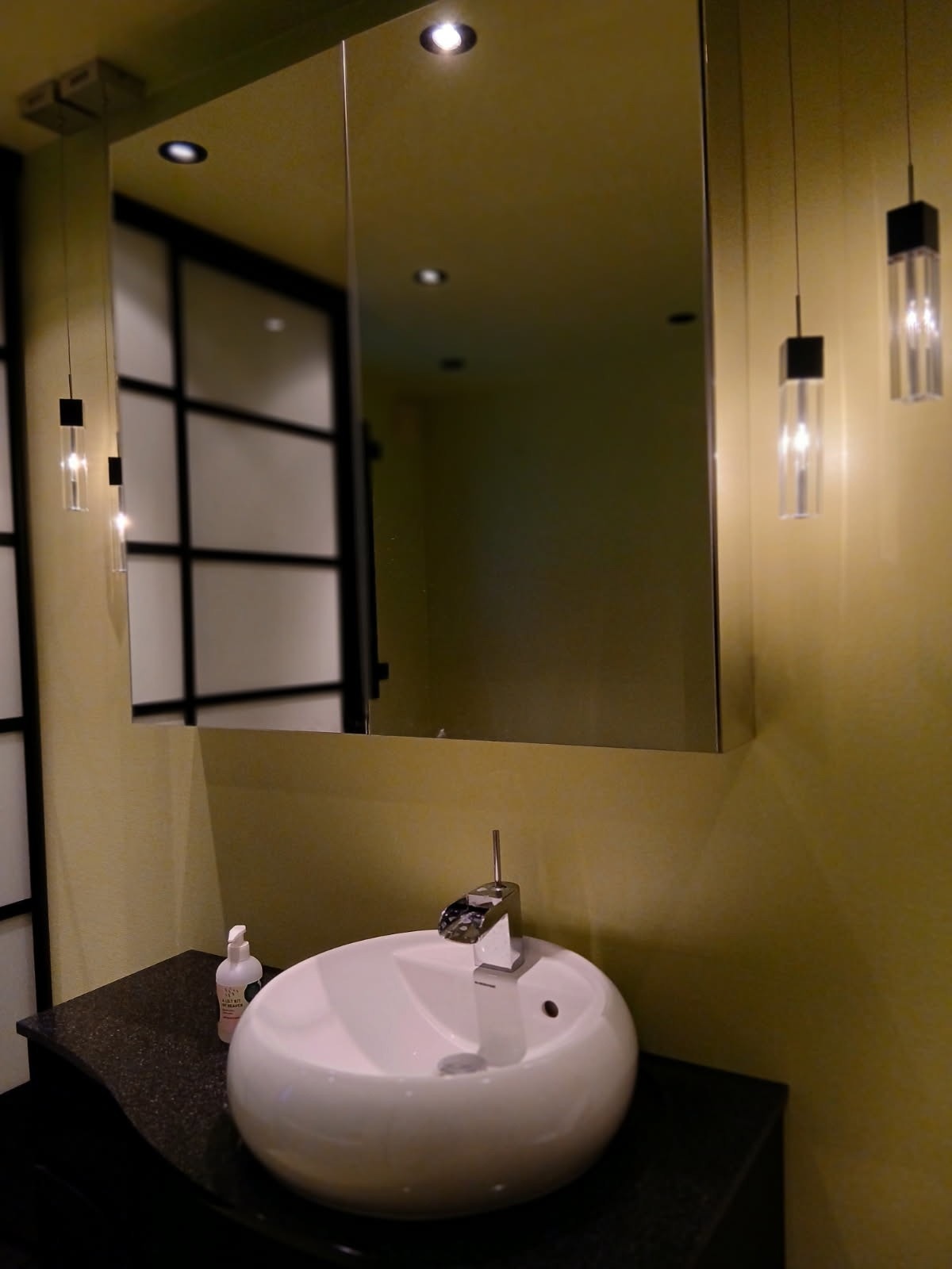 Baderommet i første etasjen. Her er det også japansk inspirert med mørke baderomsmøbler. Galleribilde