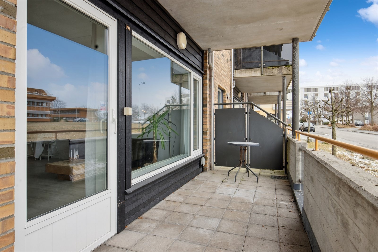 Den overbygde verandaen er et herlig uteområde som gir rom for å nyte både rolige hverdagsstunder og sosiale sammenkomster. Galleribilde