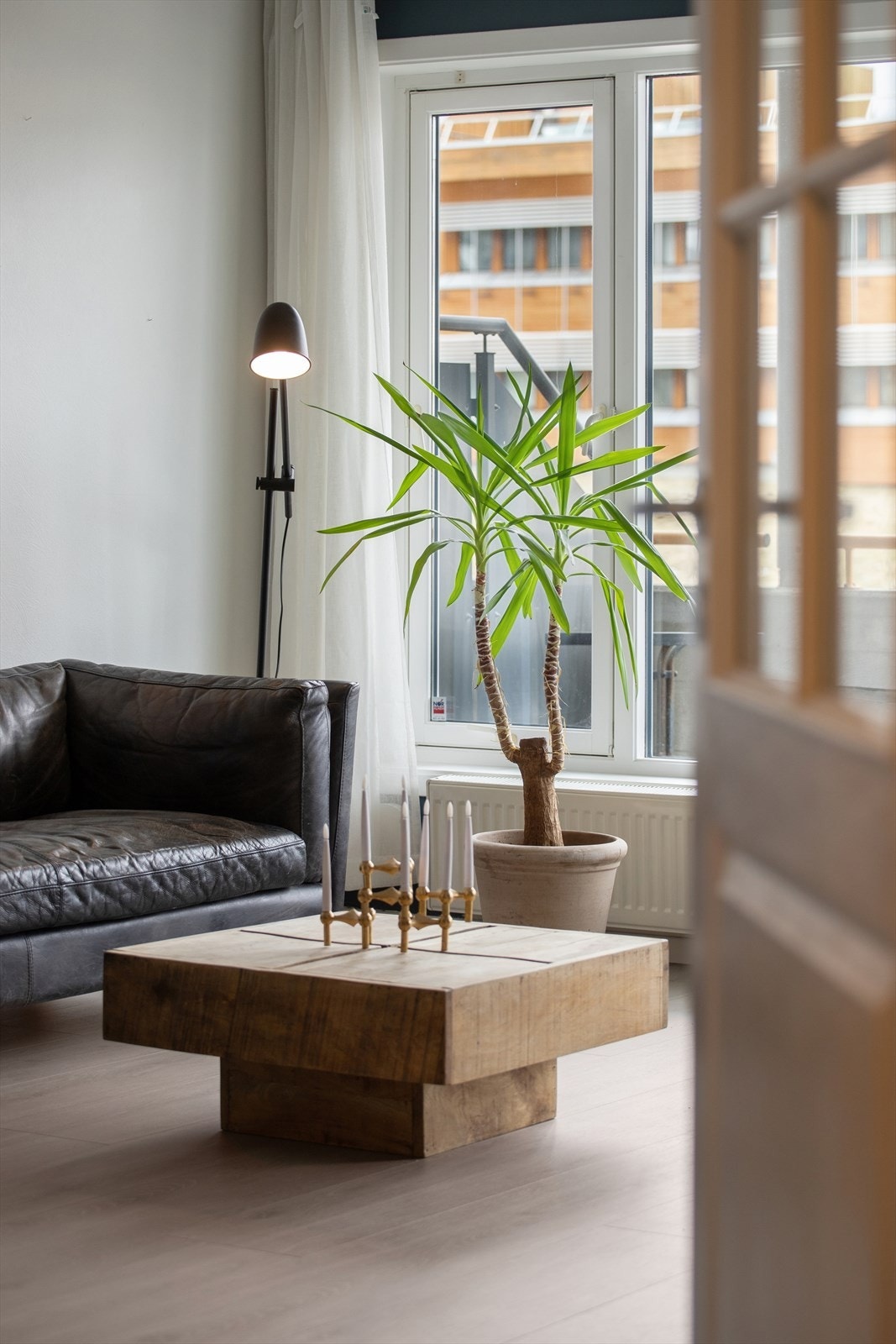 Rommets størrelse og utforming gjør det enkelt å skape en behagelig og funksjonell sone for både avslapning og sosiale sammenkomster. Galleribilde