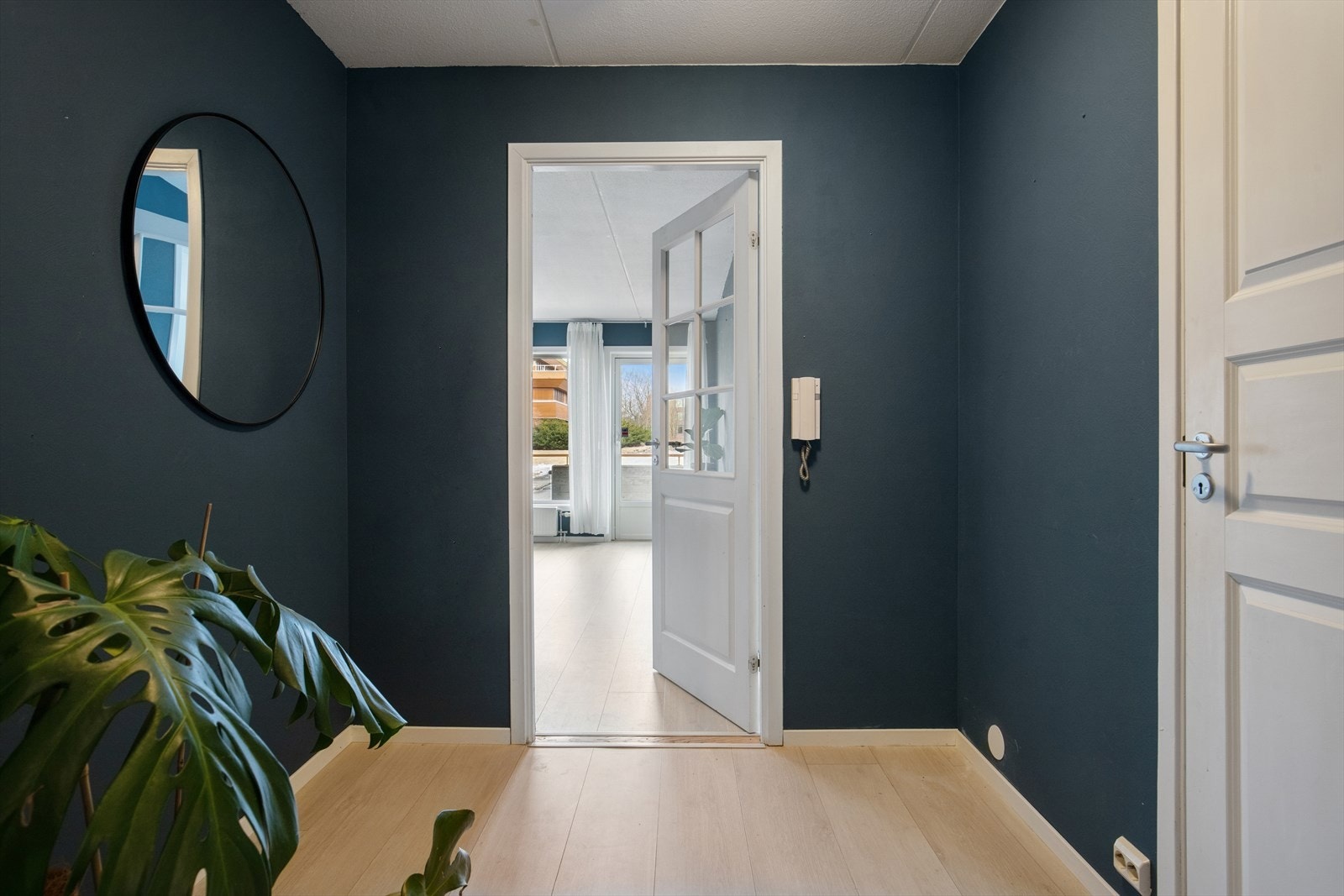 Når du kommer inn i leiligheten, blir du møtt av en pen og romslig entré som gir et svært godt førsteinntrykk. Her er det god plass til å henge fra seg yttertøy og sette fra seg sko på en ryddig og praktisk måte. Galleribilde