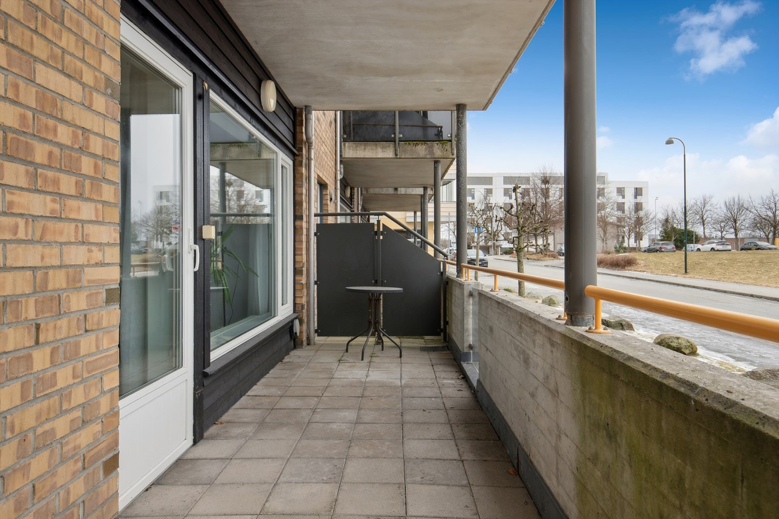 Den romslige utformingen gjør det også perfekt å samle familie og venner til hyggelige grillkvelder og sosiale stunder utendørs. Galleribilde