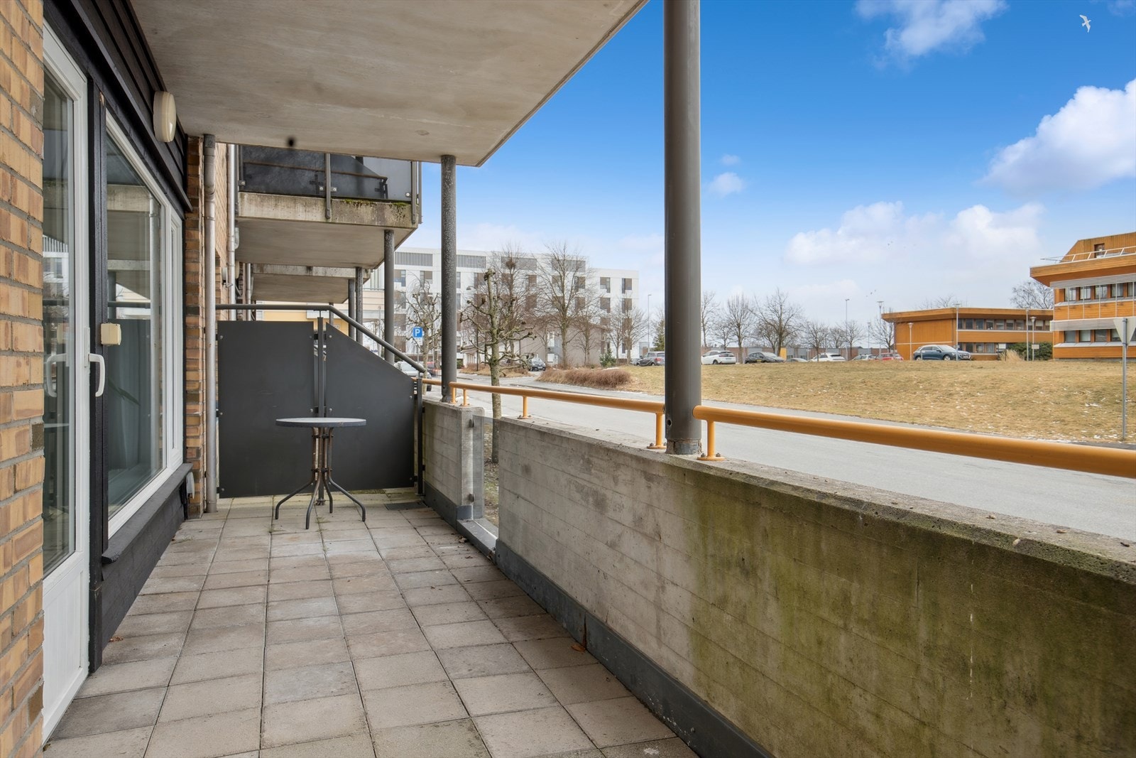 Den lune og skjermede verandaen gir et ideelt sted for avslapning på varme dager, enten du ønsker å nyte en stille stund med en bok eller bare lene deg tilbake i skyggen. Galleribilde