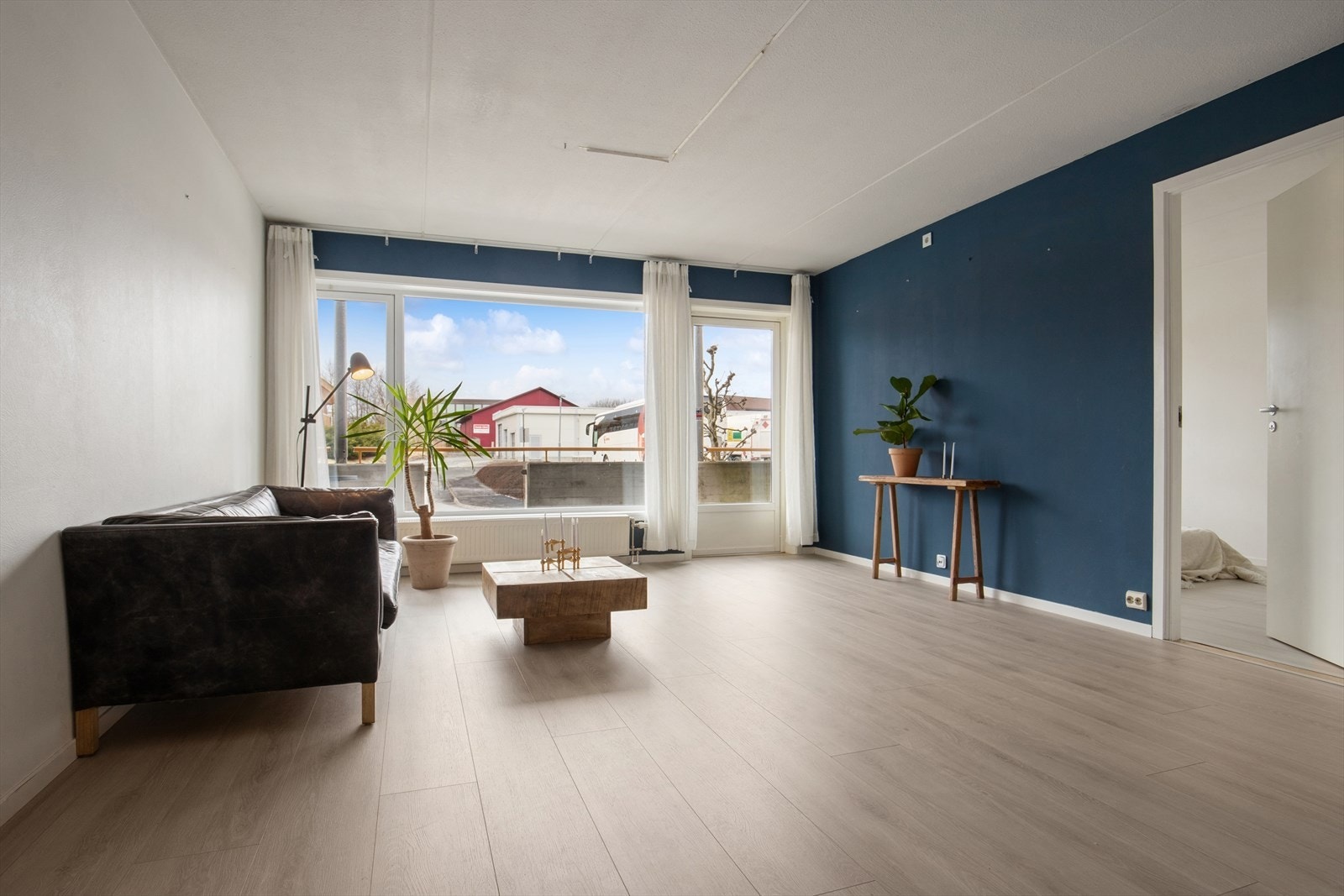 Store vindusflater gir rikelig lysinnslipp og skaper en åpen og luftig atmosfære. Galleribilde