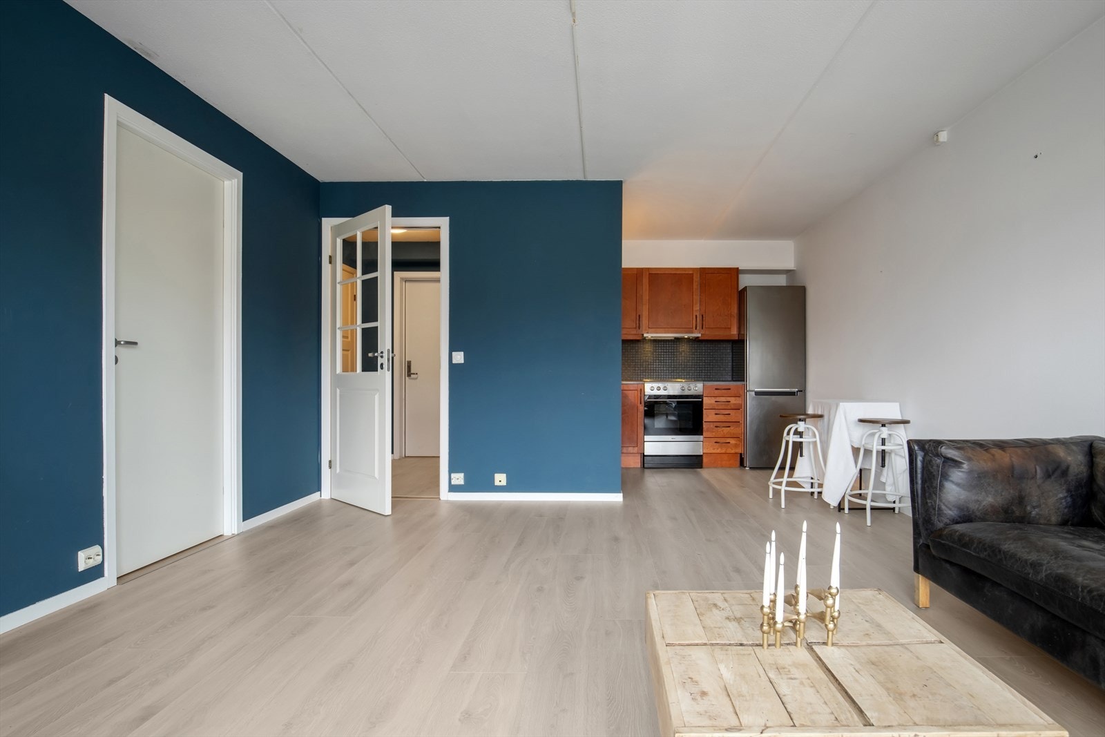 Det er god plass til å plassere et romslig spisebord like ved kjøkkenet, noe som skaper en naturlig og praktisk overgang mellom matlaging og måltider - perfekt for både hverdagsbruk og når du har gjester. Galleribilde