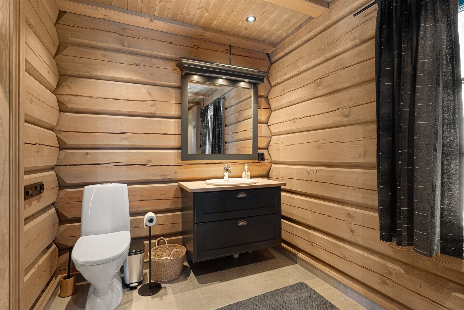 Gjennomført og delikat bad med flotte fliser Galleribilde