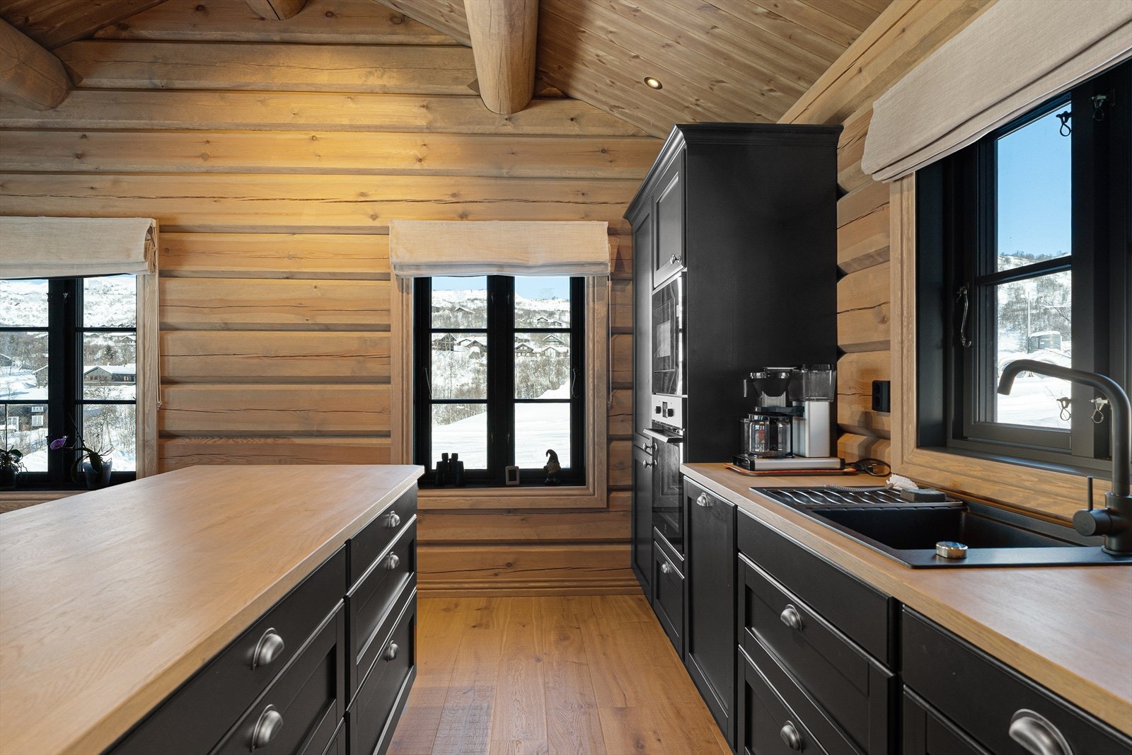 God skap- og benkeplass Galleribilde