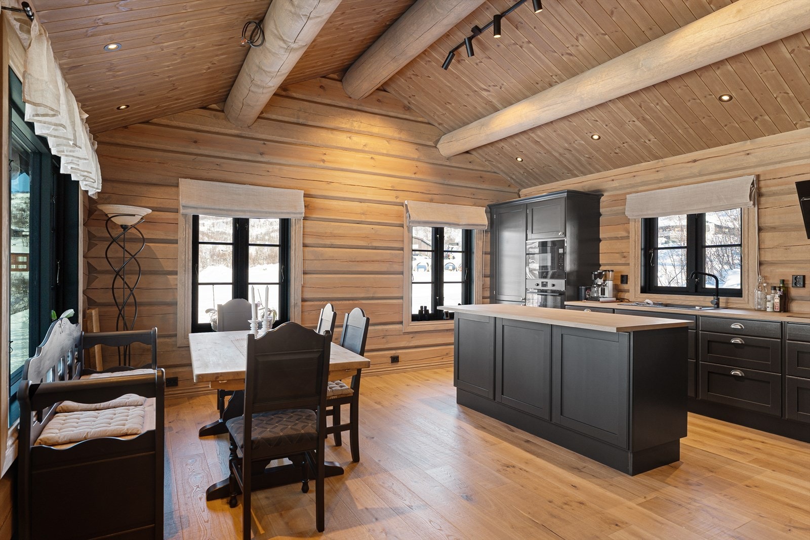 Hytten har flere store oppholdsrom og god planløsning med god plass til hele storfamilien Galleribilde