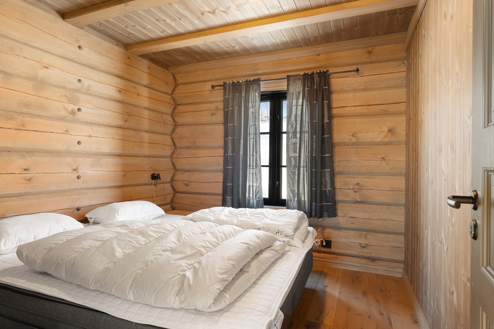 Hovedsoverom med god plass til dobbelseng og tilhørende nattbord Galleribilde