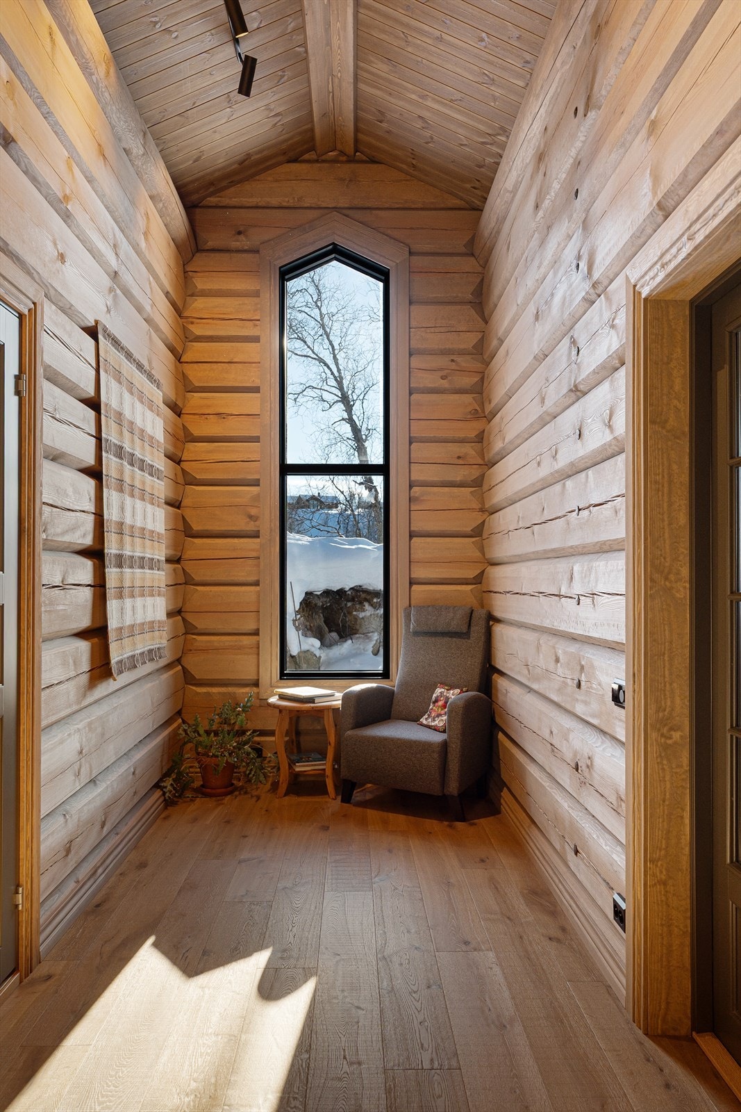 Stor og luftig entré med plass til lesekrok Galleribilde