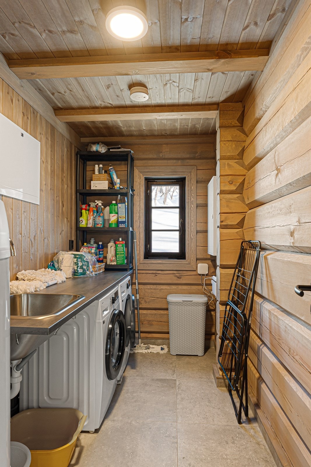 Praktisk og separat vaskerom med varmekalber i gulvet Galleribilde