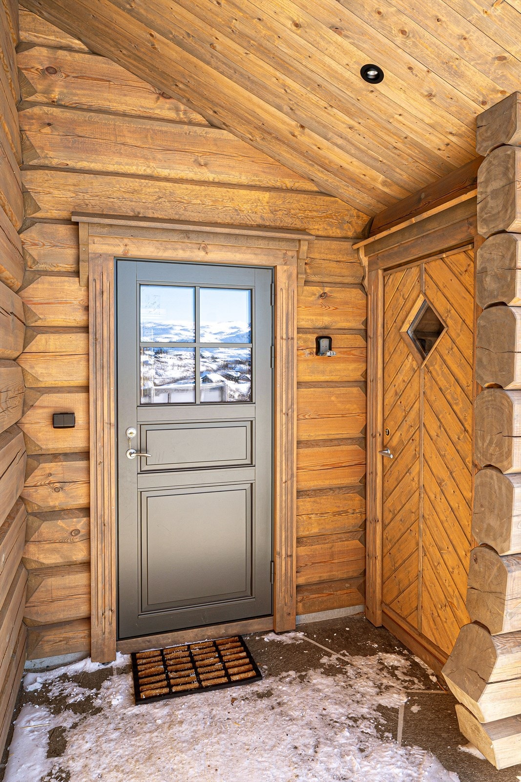 Overbygget inngangparti med egen dør til sportsbod Galleribilde