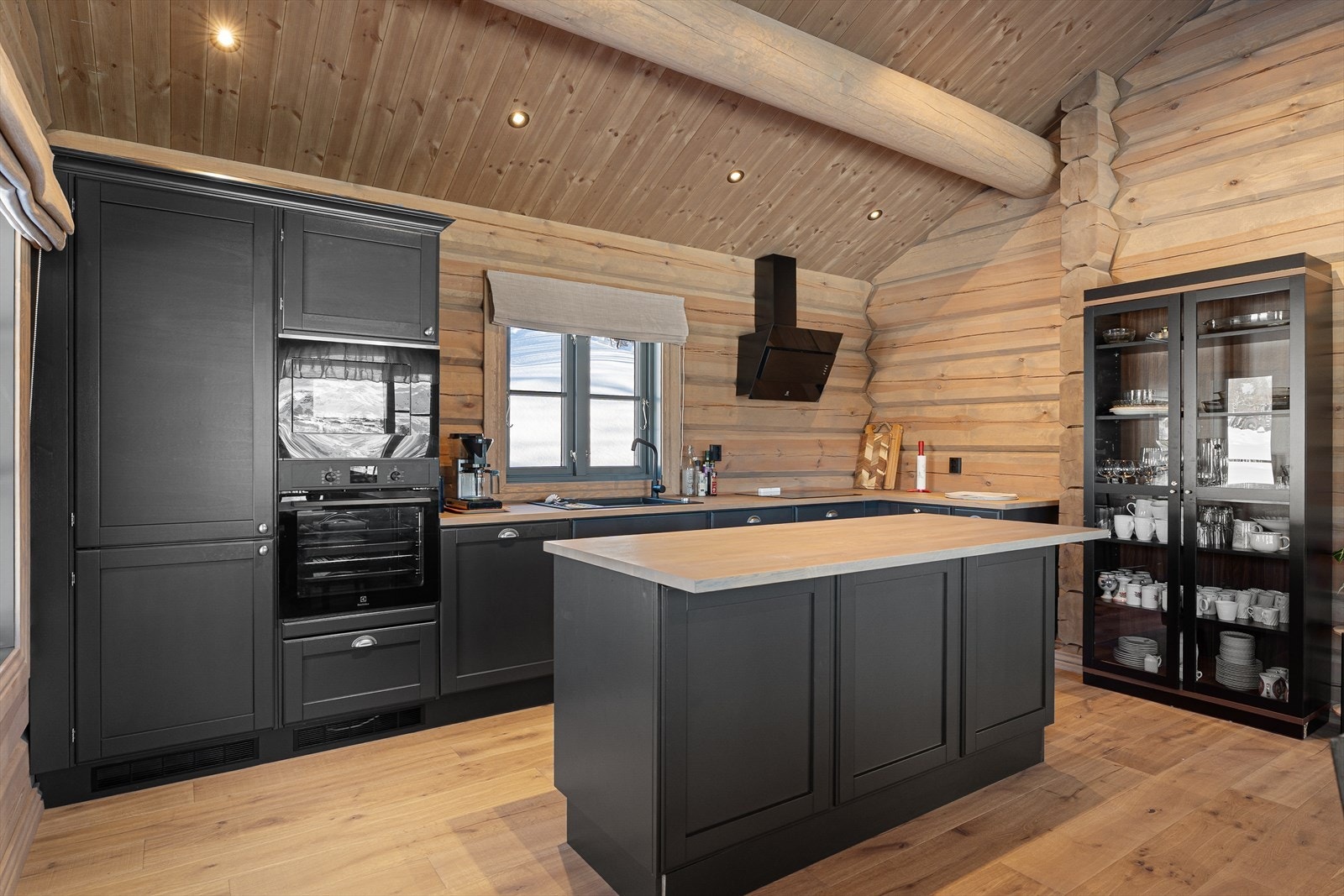 Lekkert og tidsløst kjøkken med mørk innredning og benkeplate i heltre Galleribilde