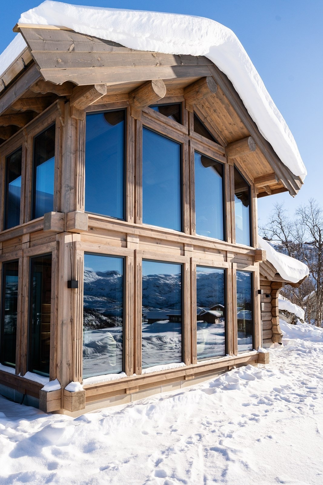 Nydelig fasade med flotte utskjæringer Galleribilde