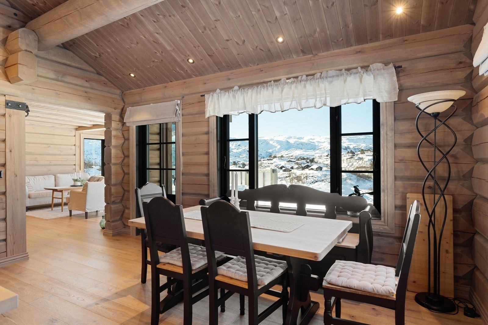 Kjøkkenet har herlig takhøyde og god plass til stort spisebord Galleribilde