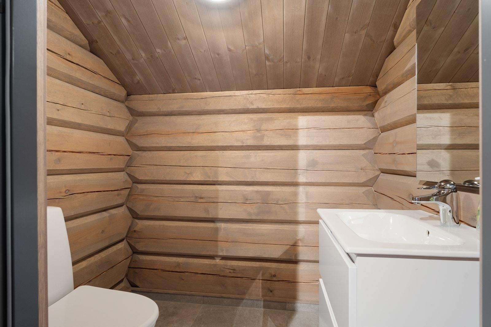 Toalettrom innredet med toalett og innredning med servant Galleribilde