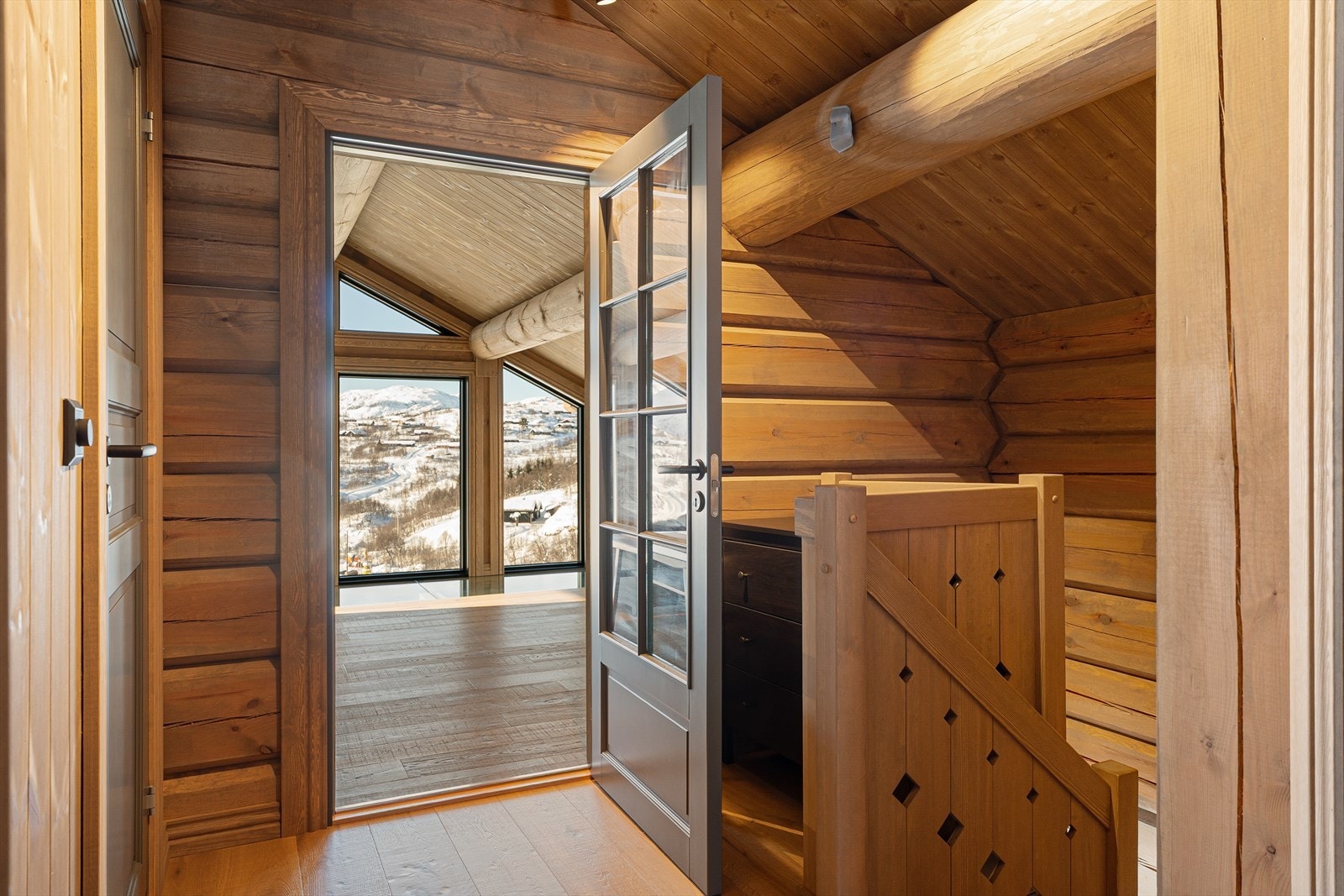 Inngang til stor og luftig lofstue med gode møbleringsmuligheter Galleribilde