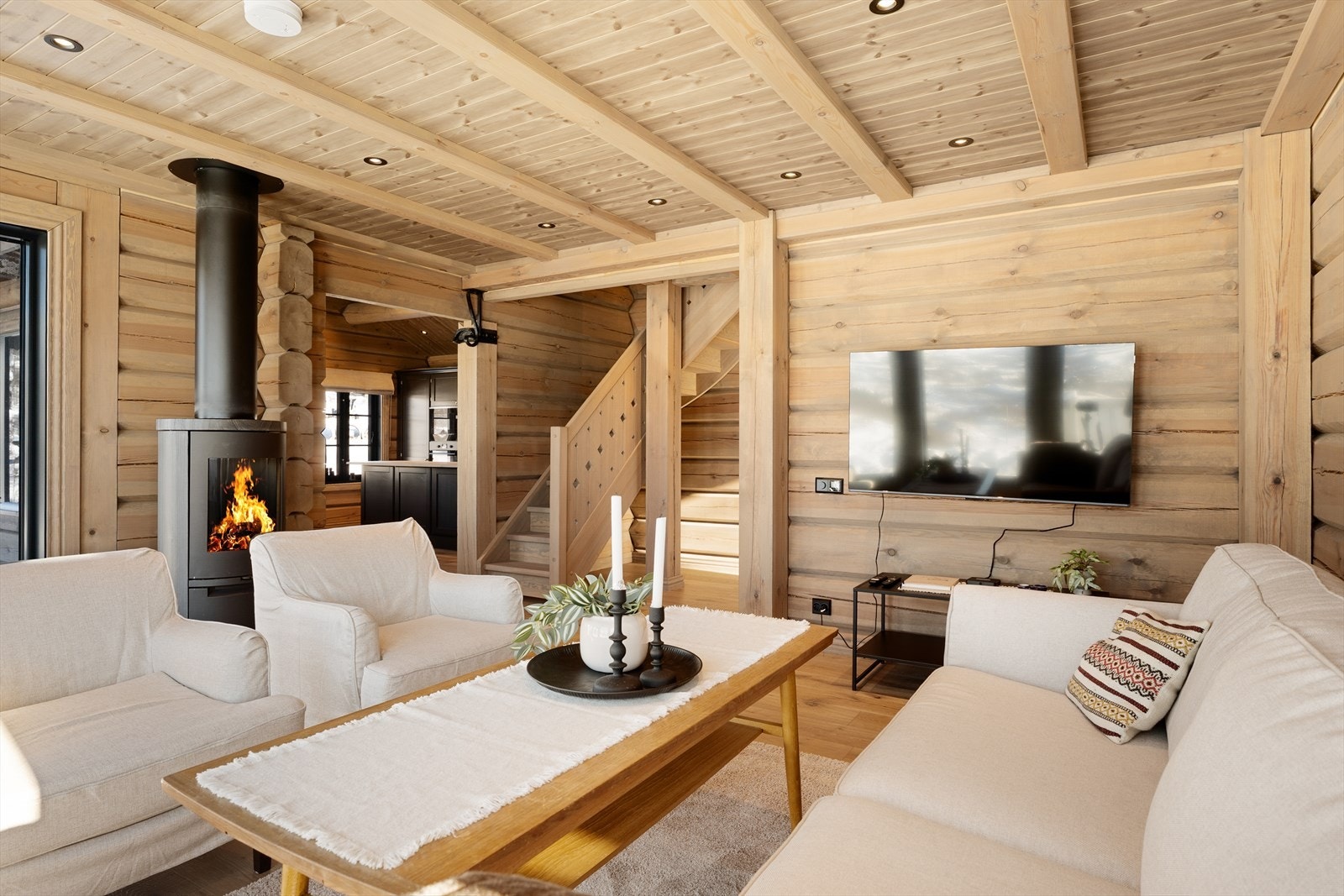 Flott laftehytte behandlet med lun beis Galleribilde