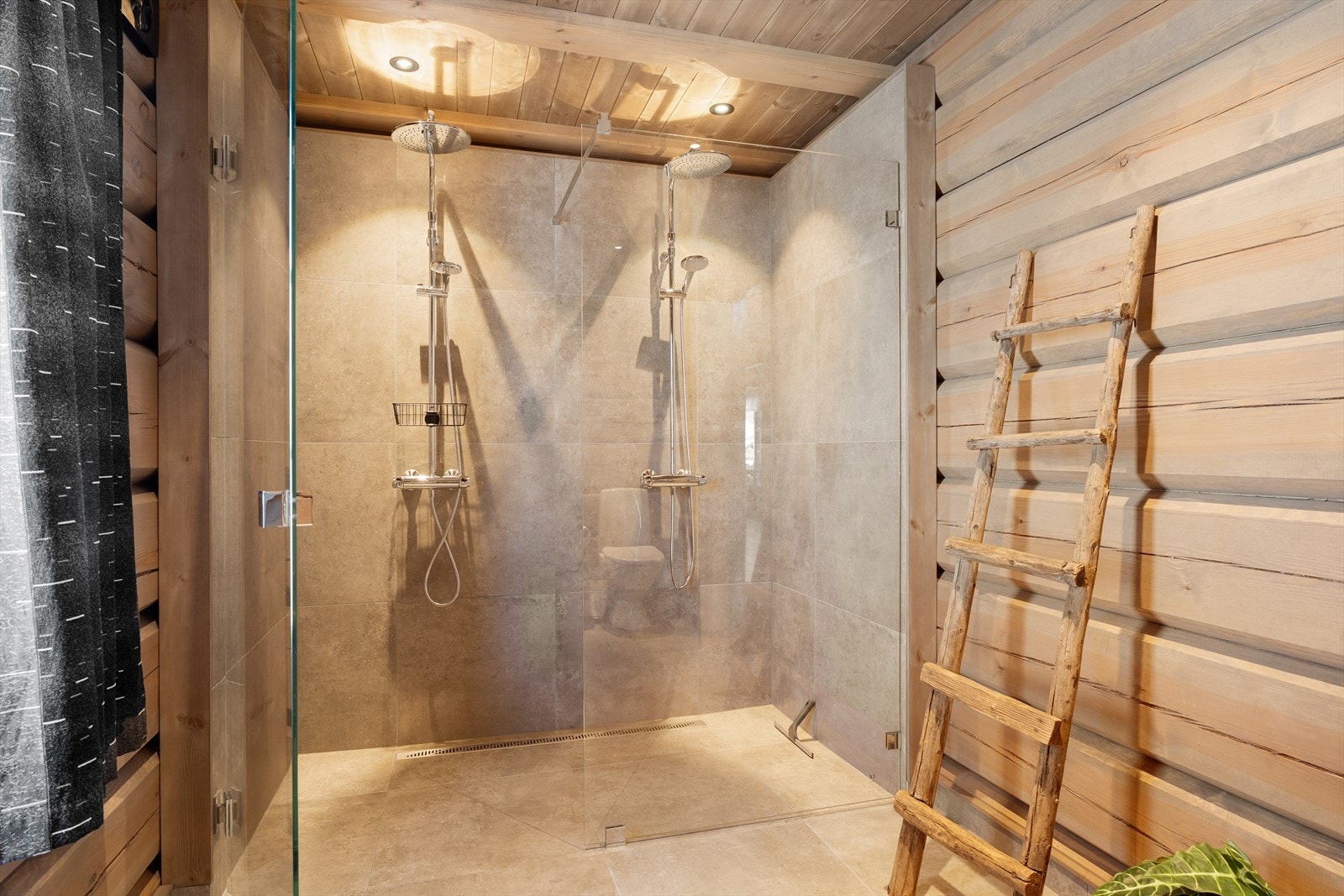 Dusjnisje med dobbel regndusj. Galleribilde