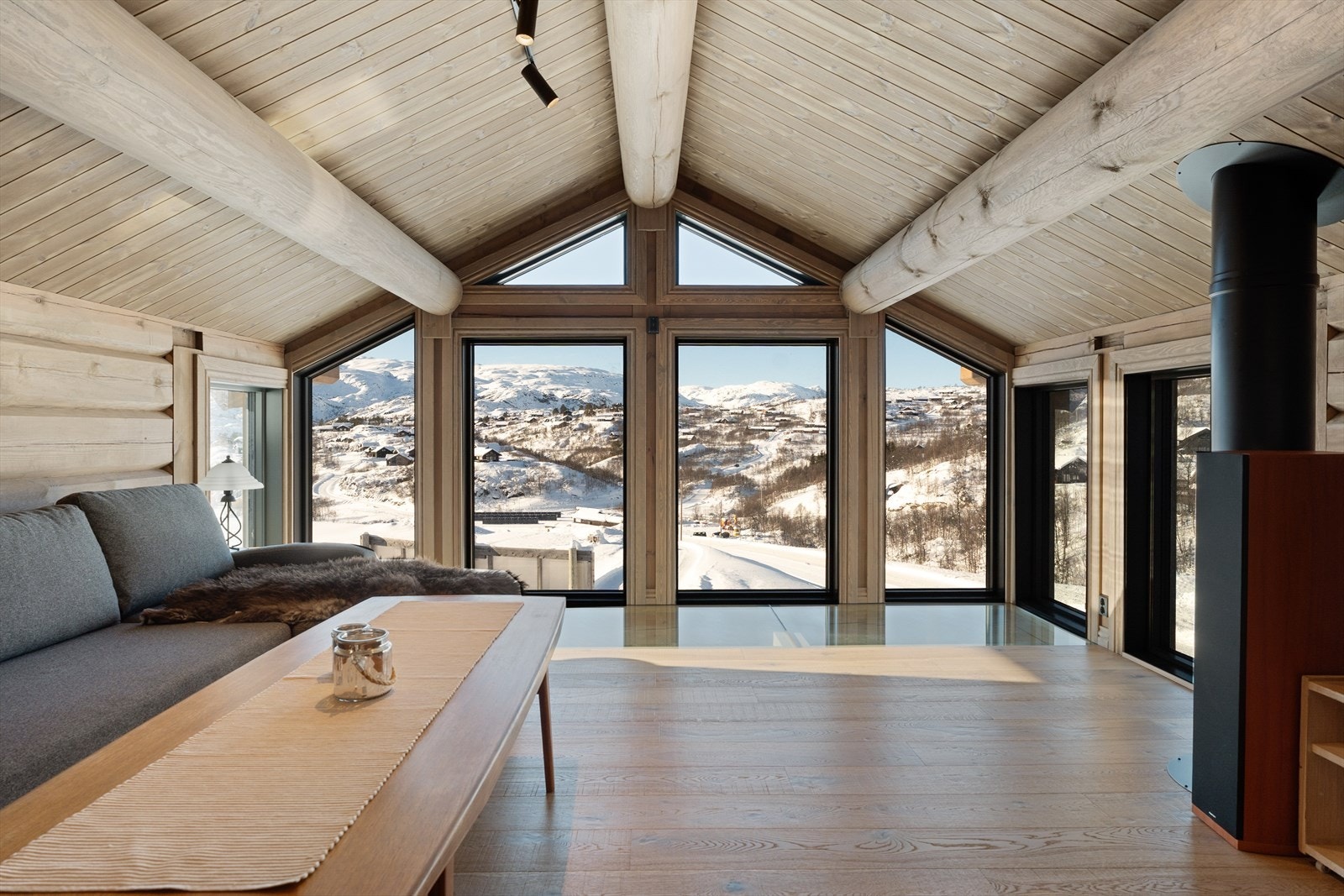 Loftstuen har store vinduer mot den flotte utsikten over fjell og nærliggende natur Galleribilde