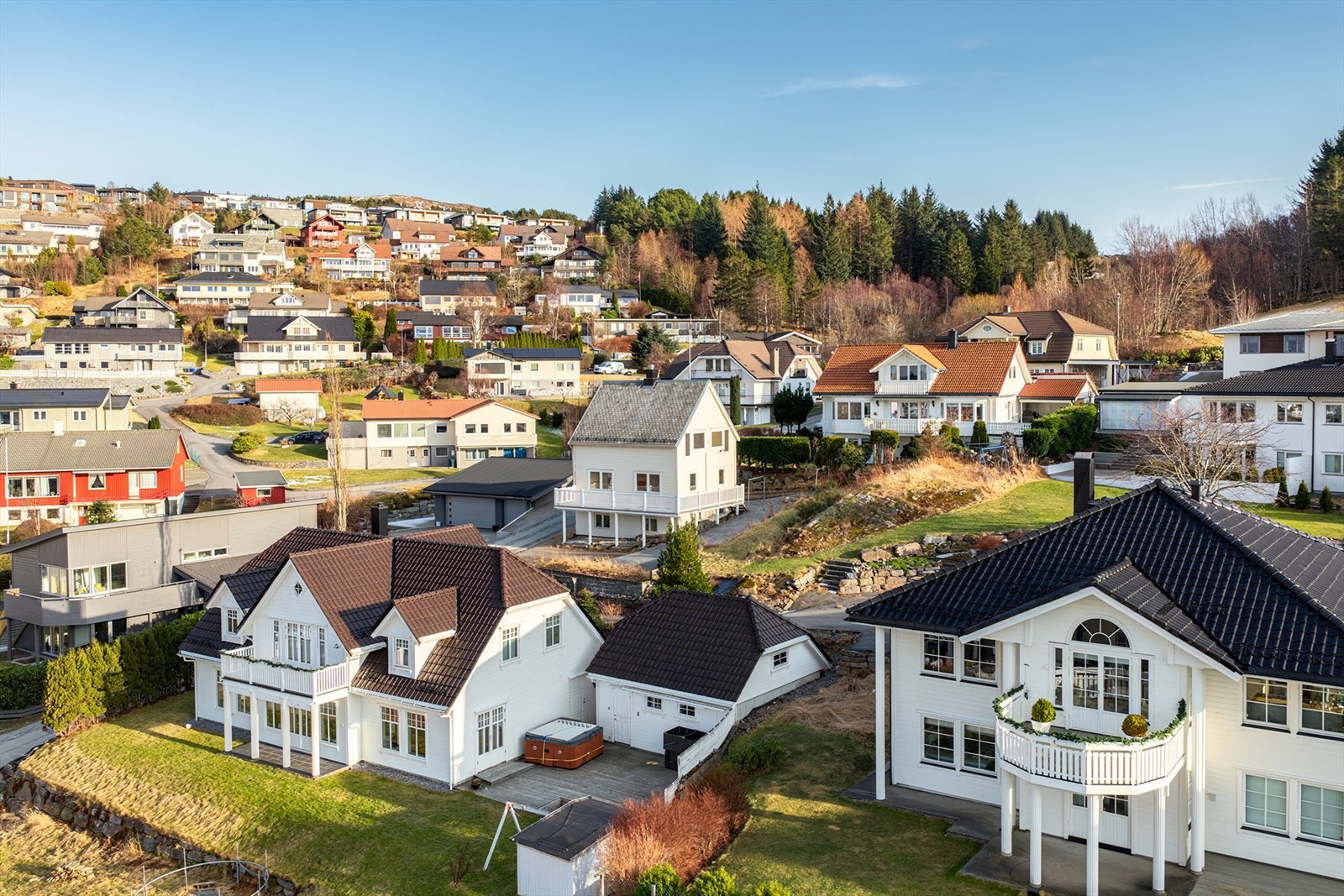 Tomten har en oversiktlig og solrik beliggenhet Galleribilde