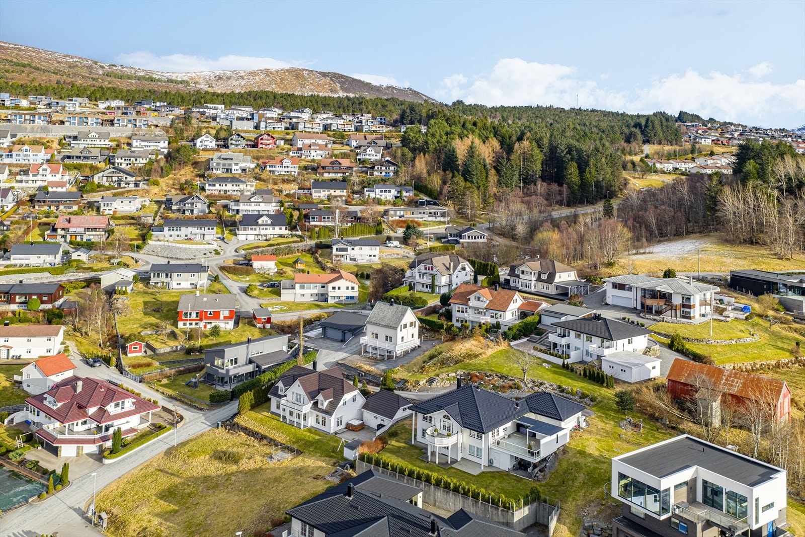 Boligen ble bygget i 1922, samt et tilbygg fra 1985 Galleribilde