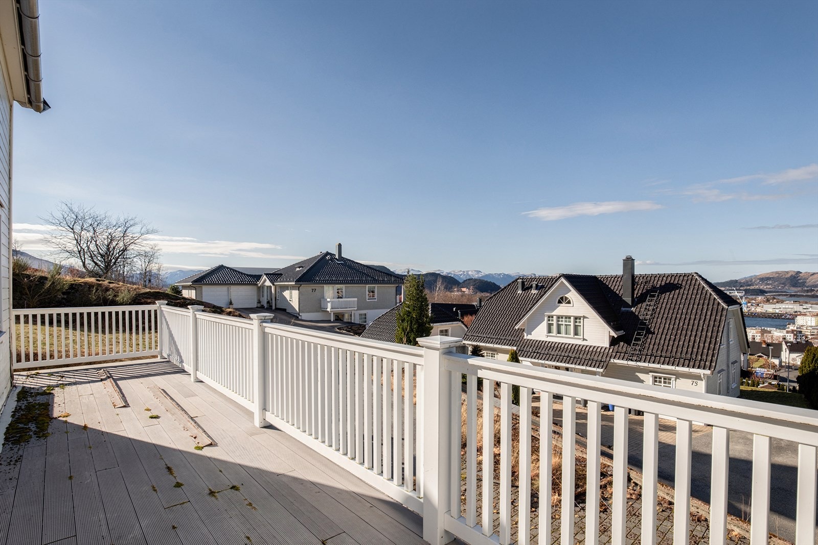 Boligen har en beliggenhet med gode solforhold og nærhet til alle fasiliteter Galleribilde