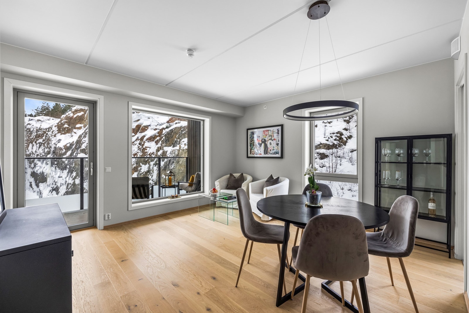 Leiligheten har hjørnebeliggenhet og store vindusflater som gir gode lysforhold. Galleribilde