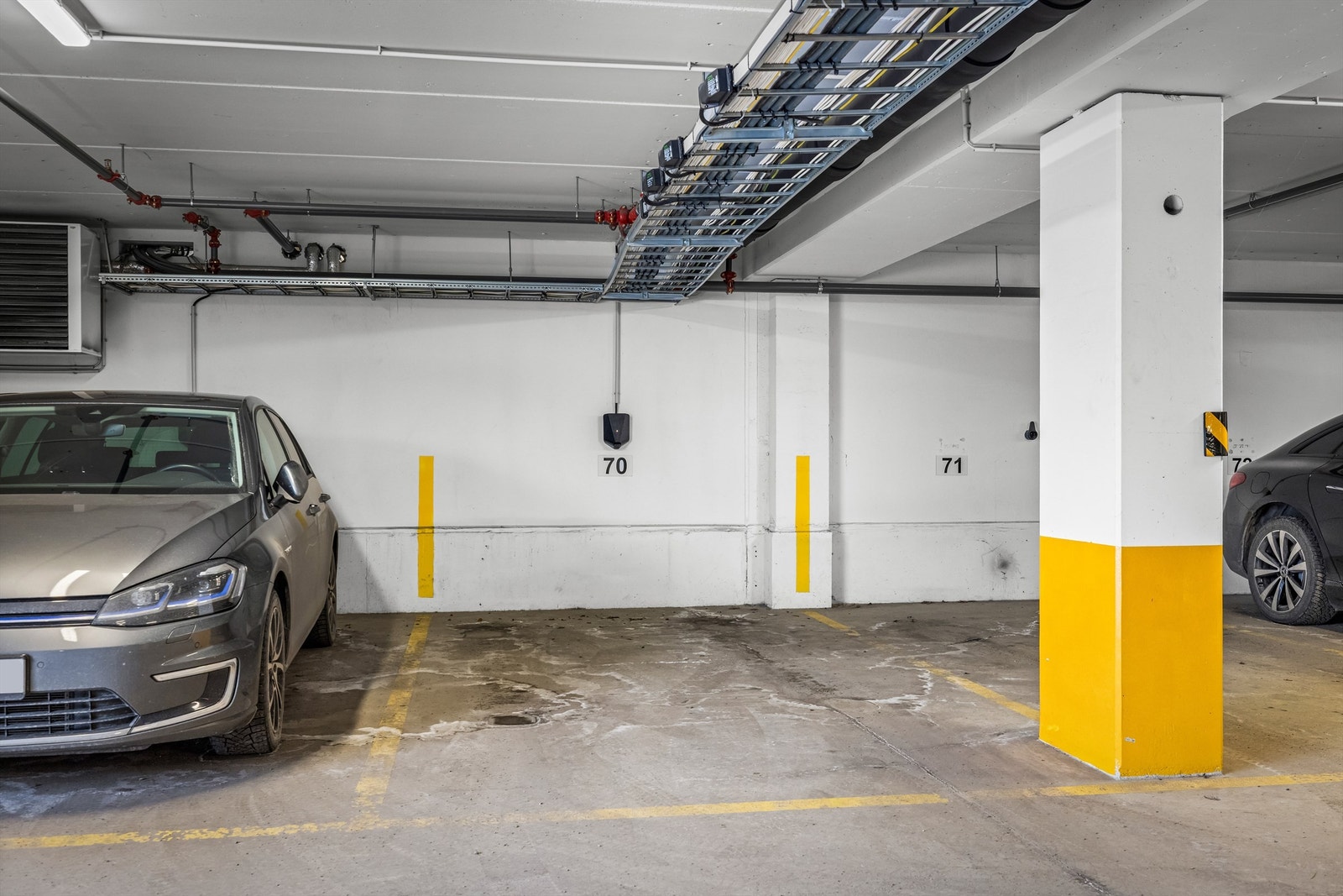 Det medfølger en fast garasjeplass (nr. 93) med installert elbillader. Galleribilde