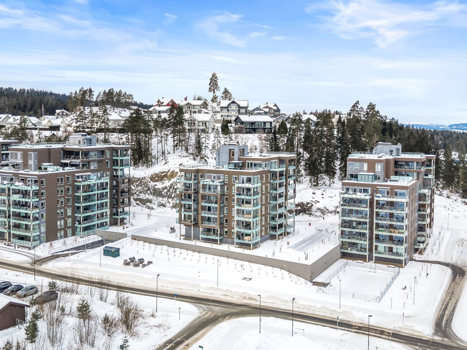 Eiendommen ligger i et rolig område med nærhet til marka og fine turområder. Galleribilde