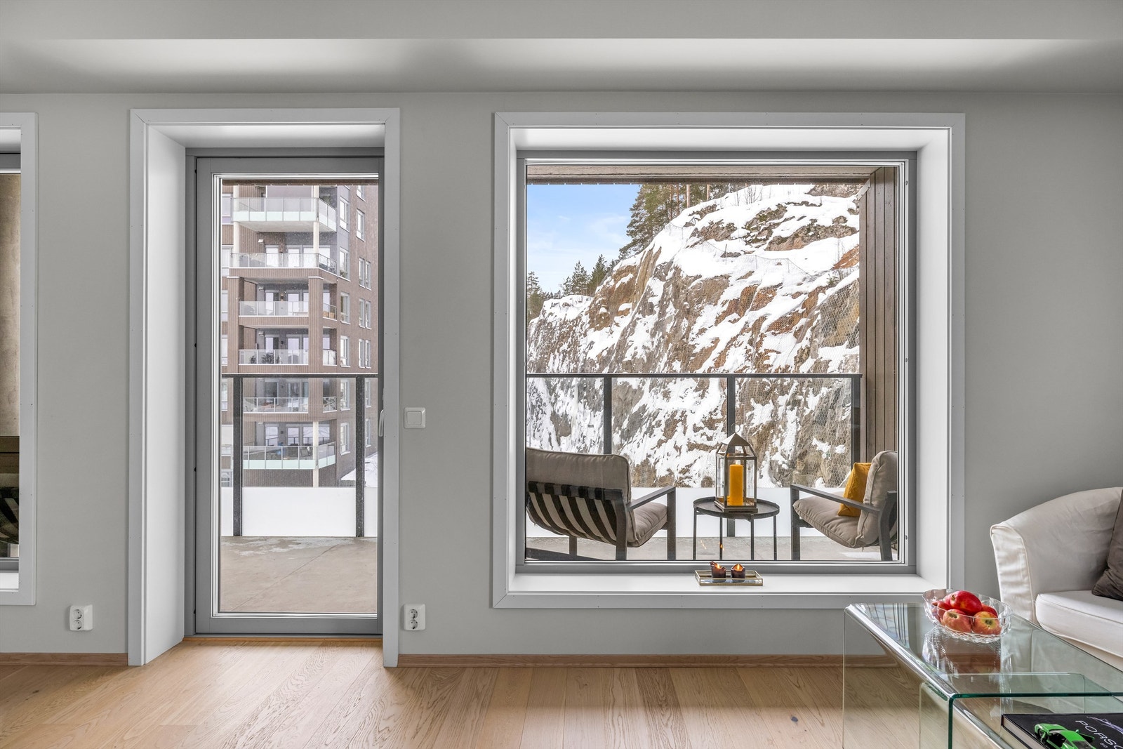 Utgang til overbygget balkong på 13 kvm Galleribilde