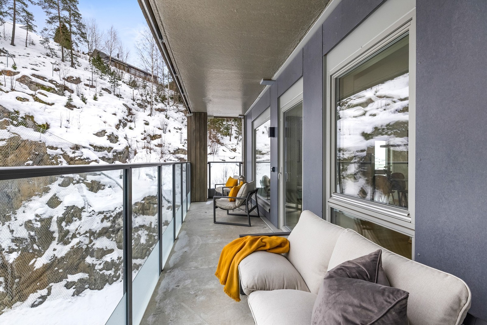 Den overbygde balkongen på 13 m² gir et flott, skjermet uterom. Galleribilde