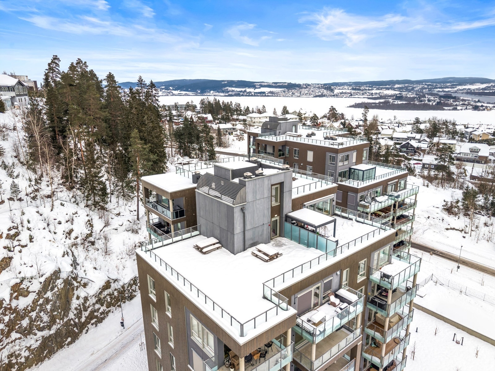 Beboerne har tilgang til to store, felles takterrasser med gode solforhold. Galleribilde