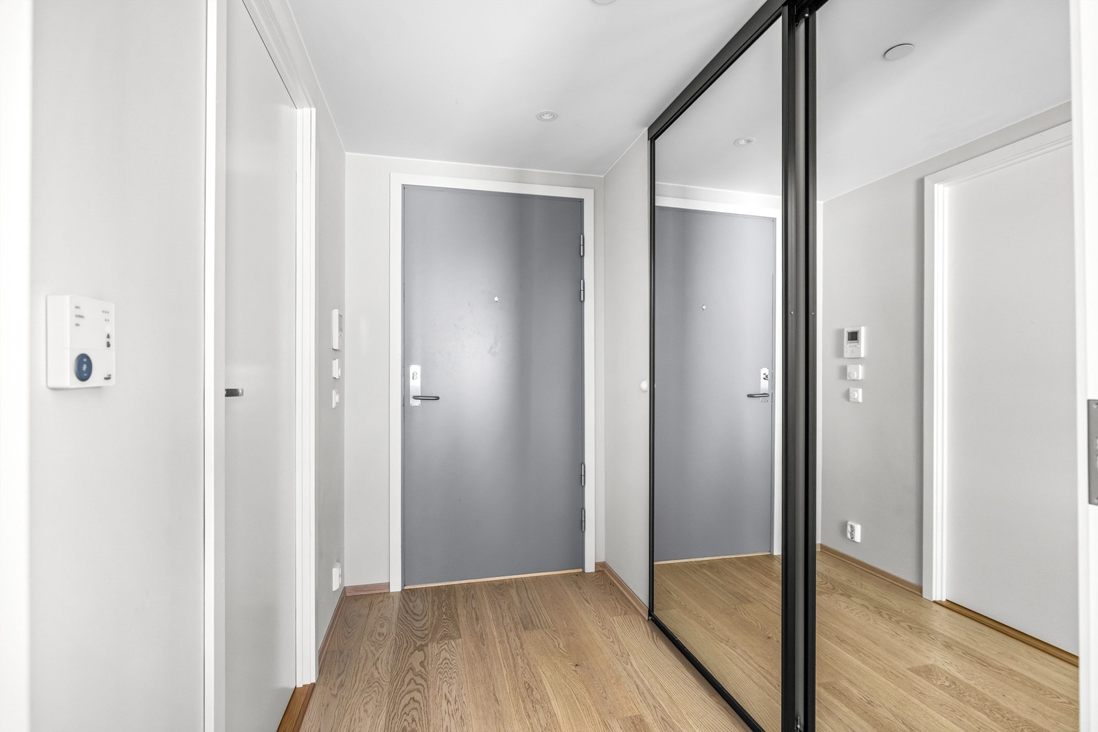 Entréen har behagelig vannbåren varme, som i resten av oppholdsrommene. Galleribilde