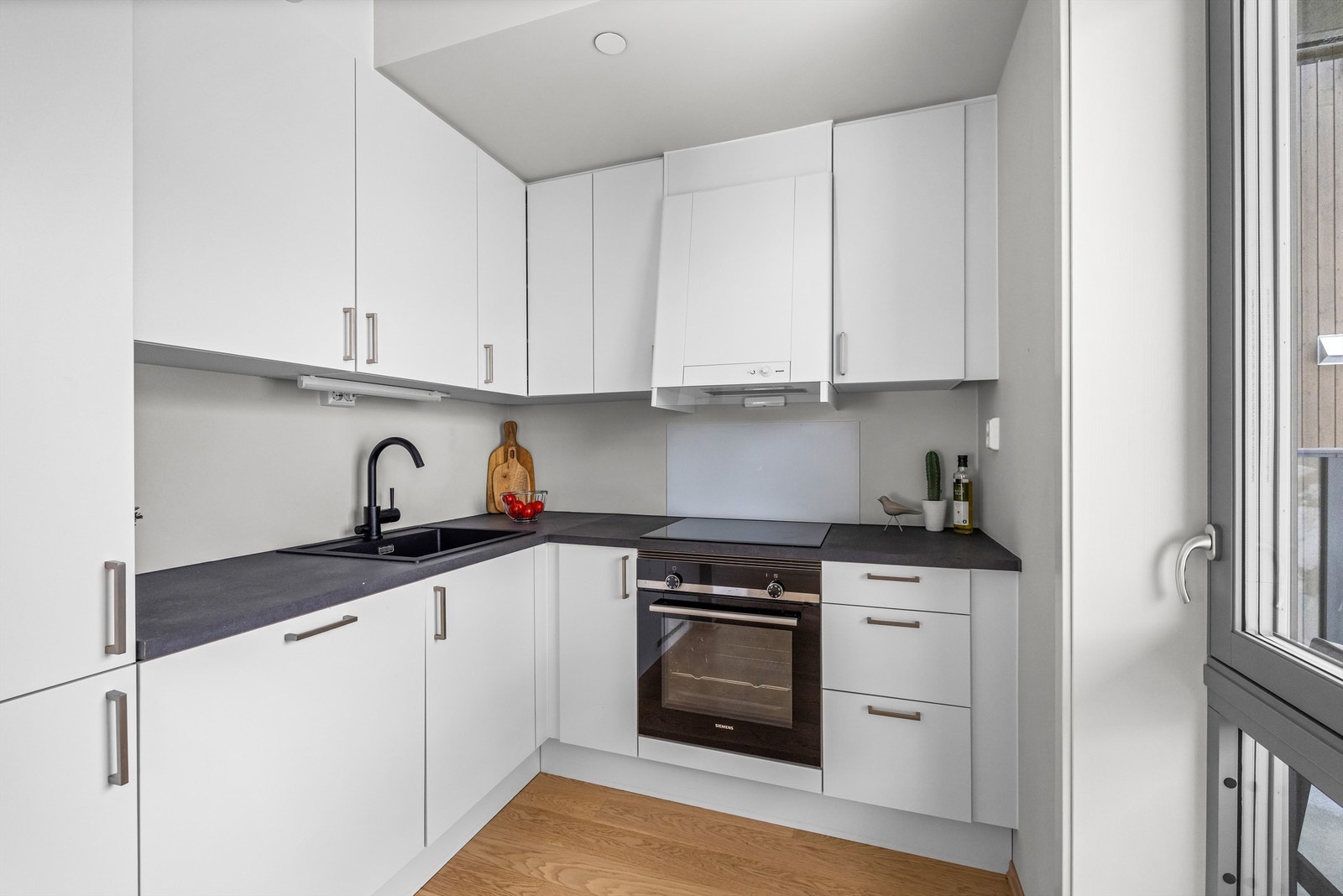 Moderne kjøkken fra 2023 med glatte fronter, og alle integrerte hvitevarer medfølger. Galleribilde