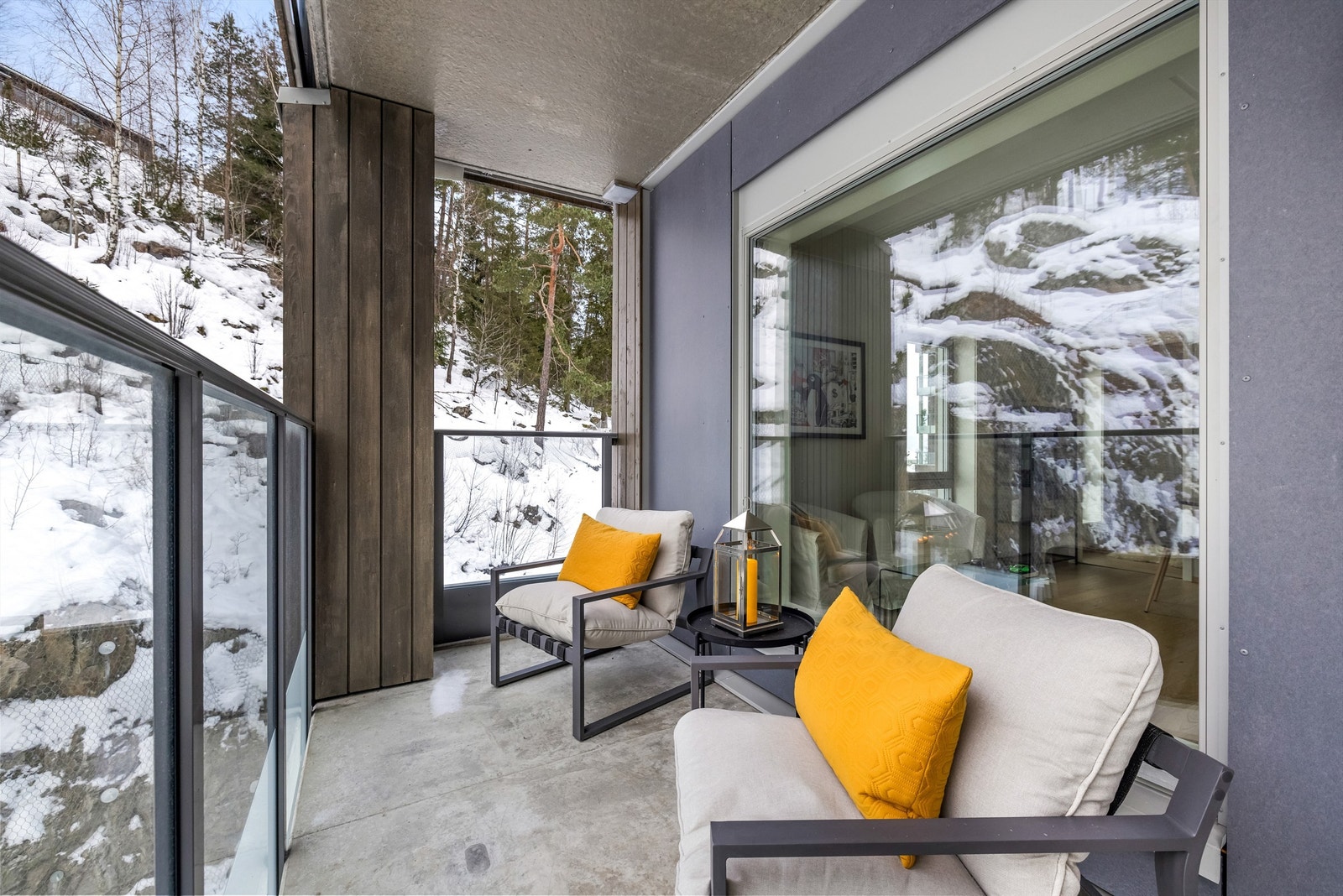 Balkongen har gode solforhold og god plass til utemøbler. Galleribilde