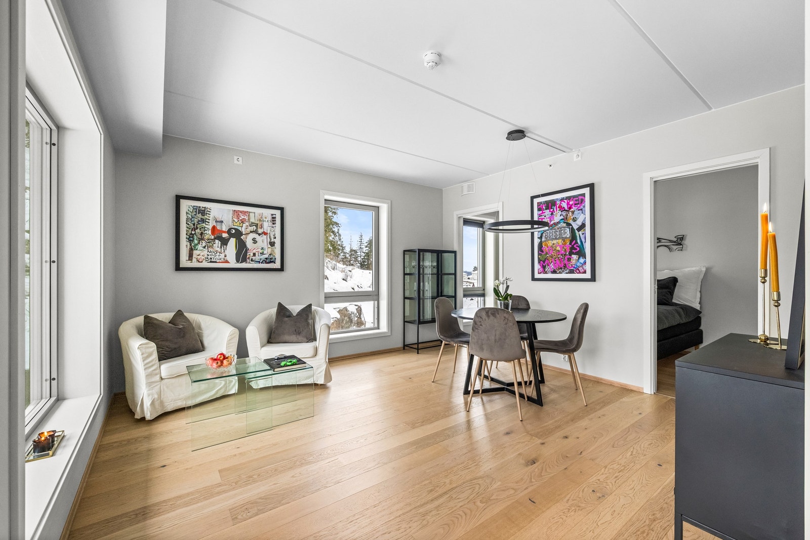 Vannbåren gulvvarme sørger for jevn og behagelig temperatur i stue, kjøkken og entré. Galleribilde