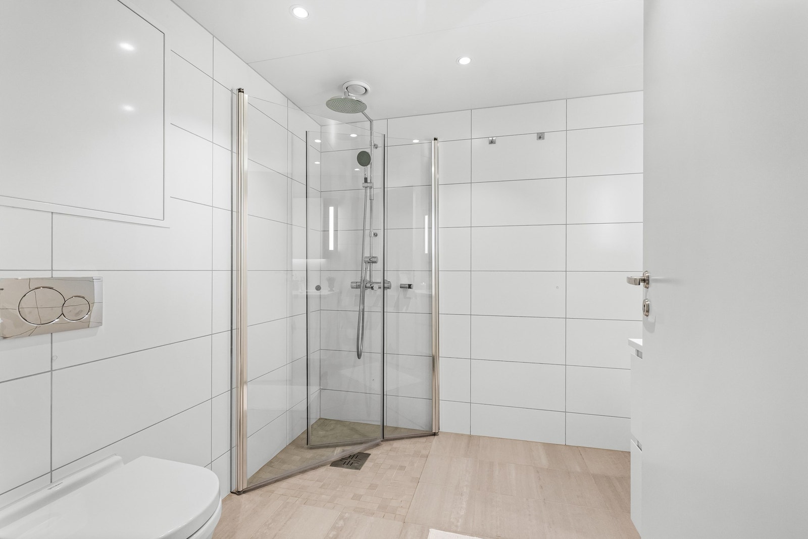 Badet har elektriske varmekabler i gulvet og opplegg for vaskemaskin. Galleribilde